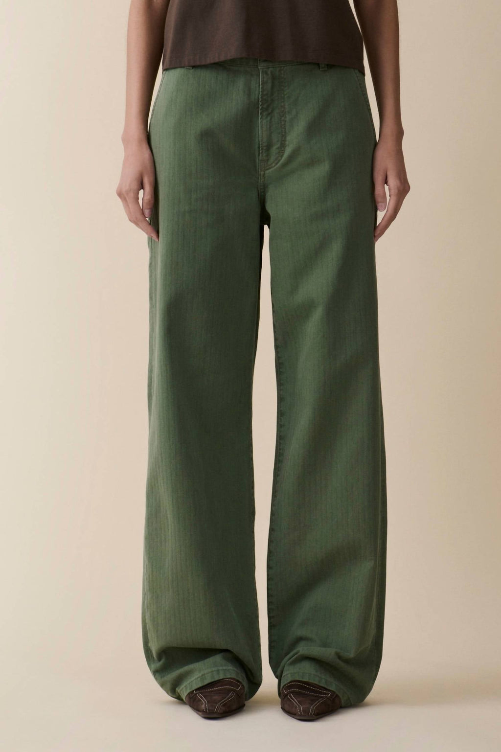 Belem Mid Rise Loose Fit Chinos In Chevron Green