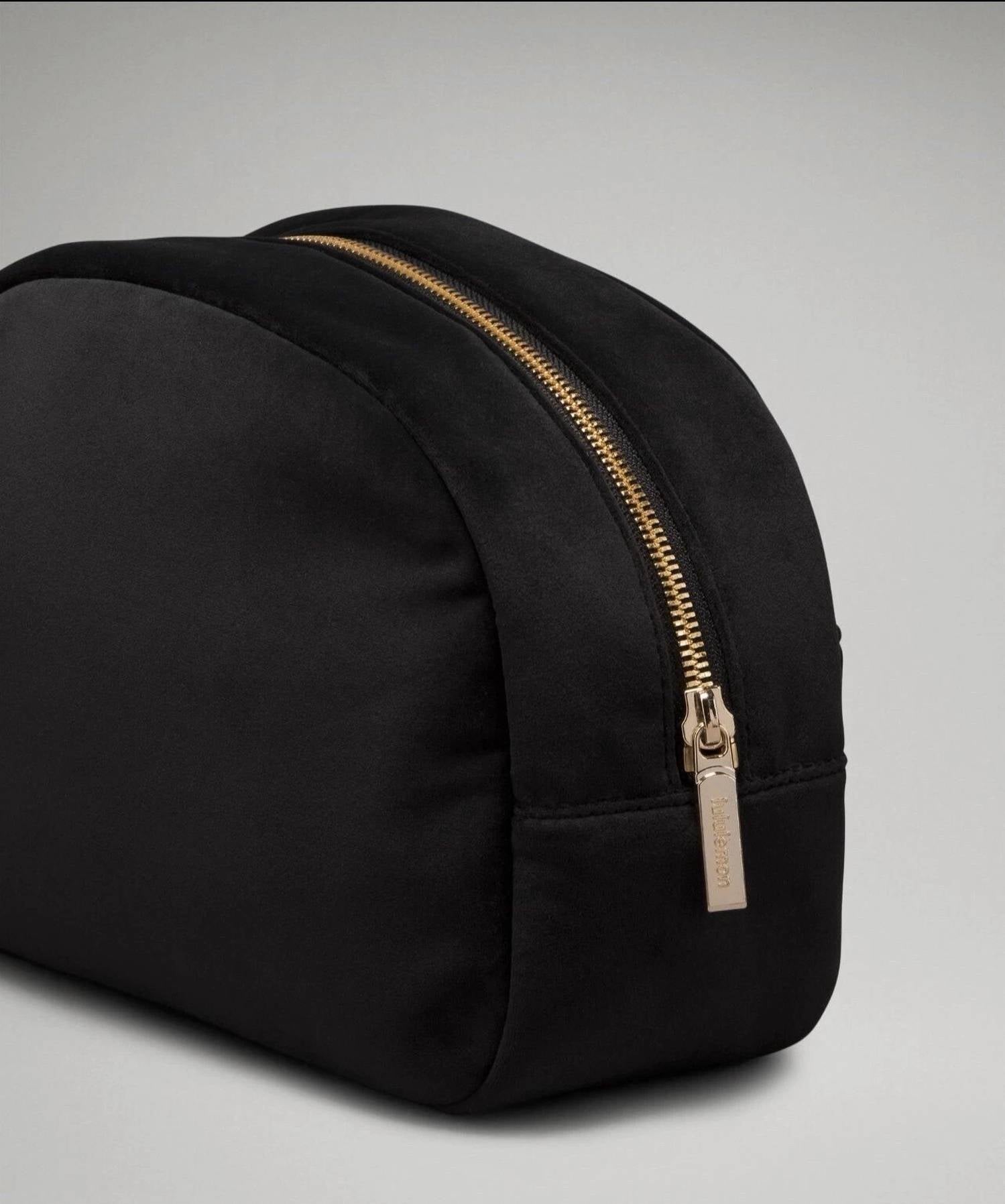 Women's Go Getter Pouch In Black/ Gold