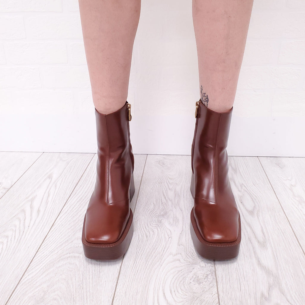 TOD’S BROWN LEATHER BOOTS - SIZE 36