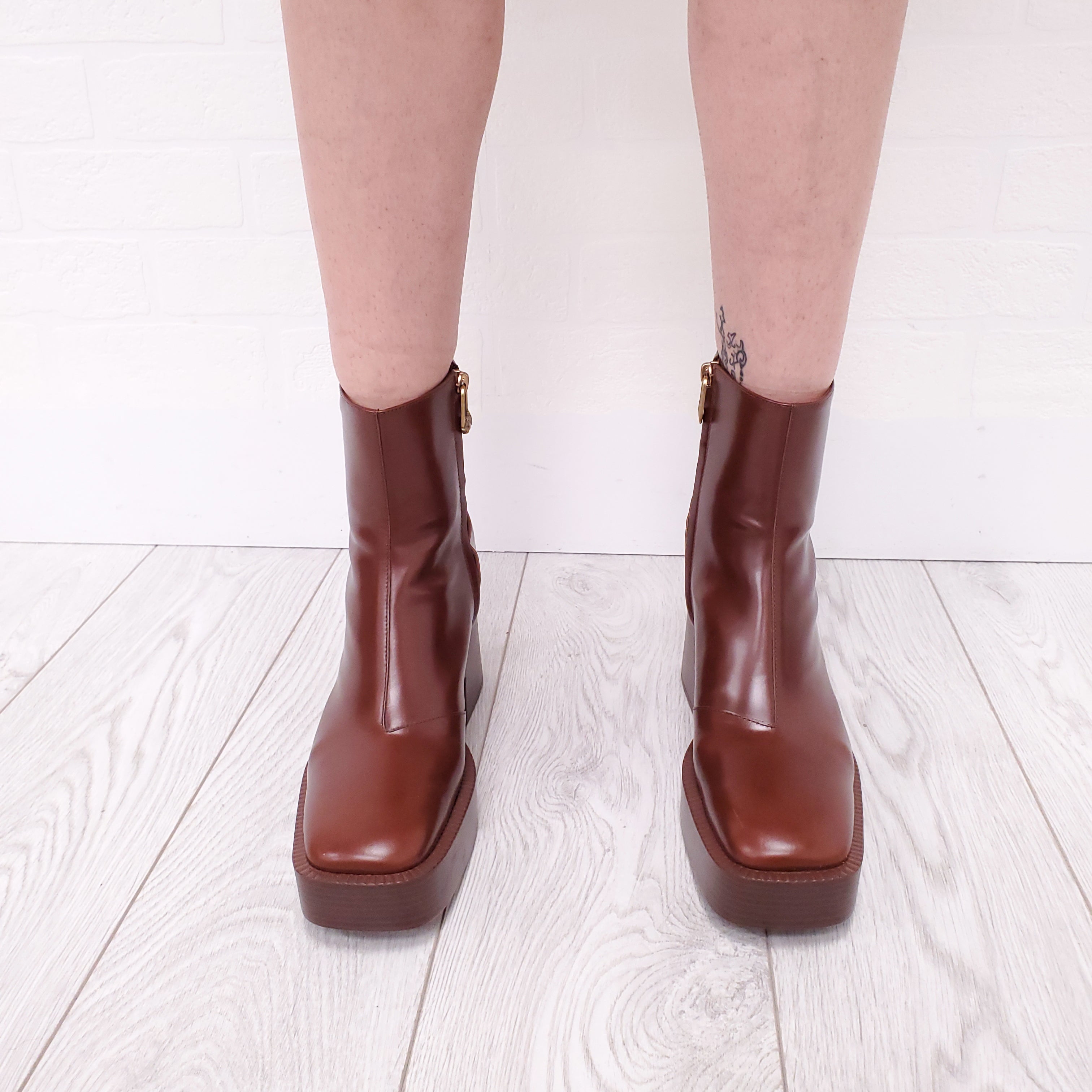 TOD’S BROWN LEATHER BOOTS - SIZE 36