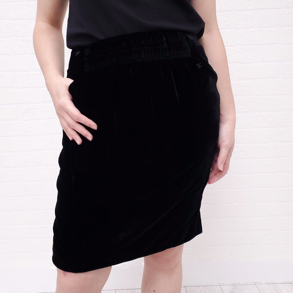 CHANEL BLACK VELVET SKIRT WITH LOGO - SIZE 40