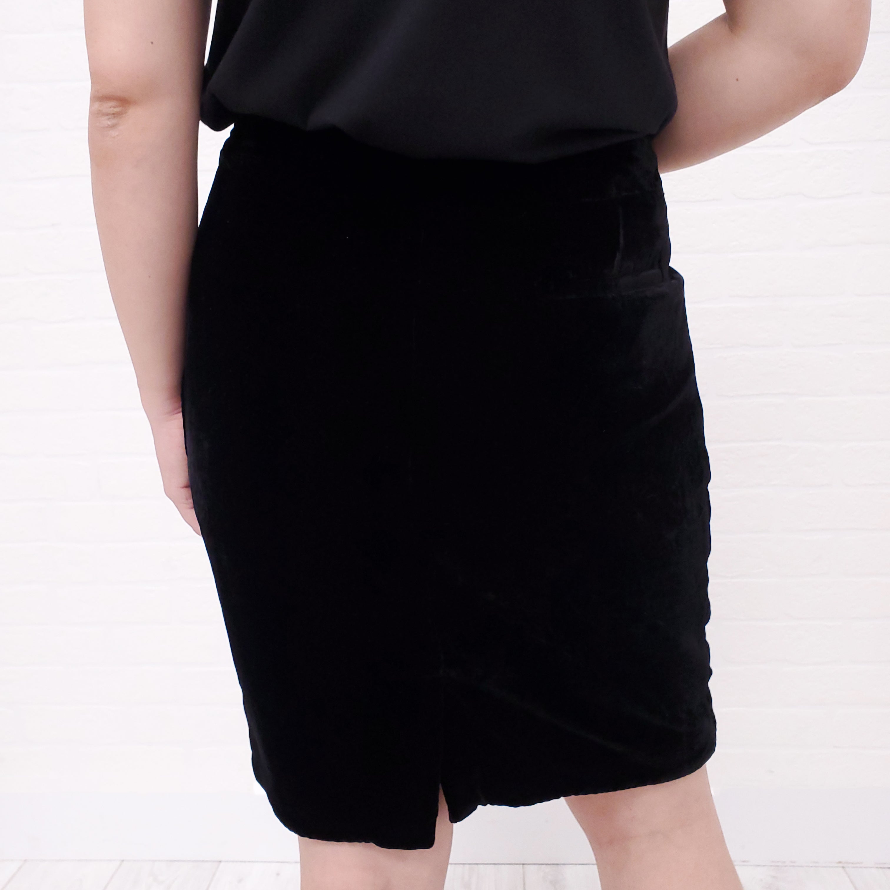 CHANEL BLACK VELVET SKIRT WITH LOGO - SIZE 40