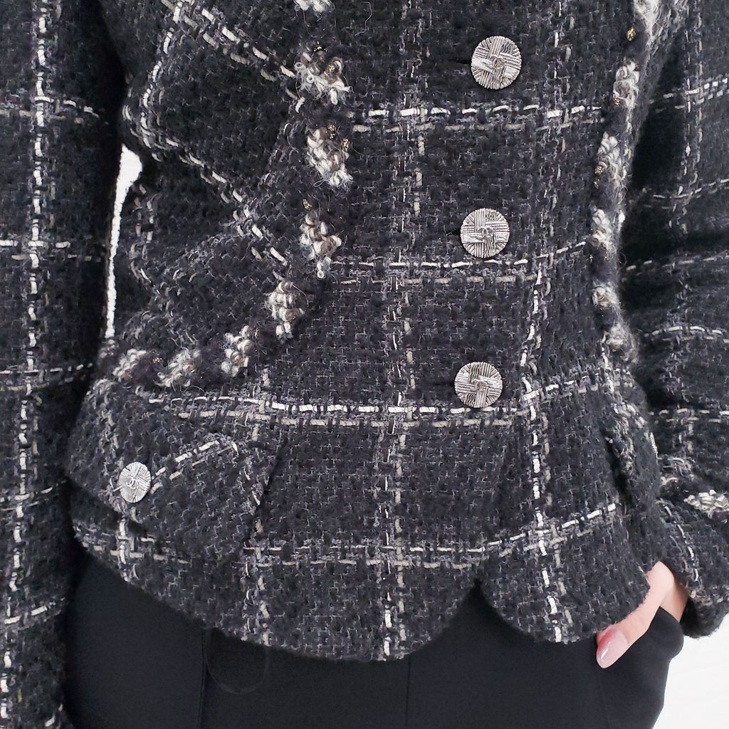 CHANEL TWEED GREY AND WHITE BLAZER - SIZE 38
