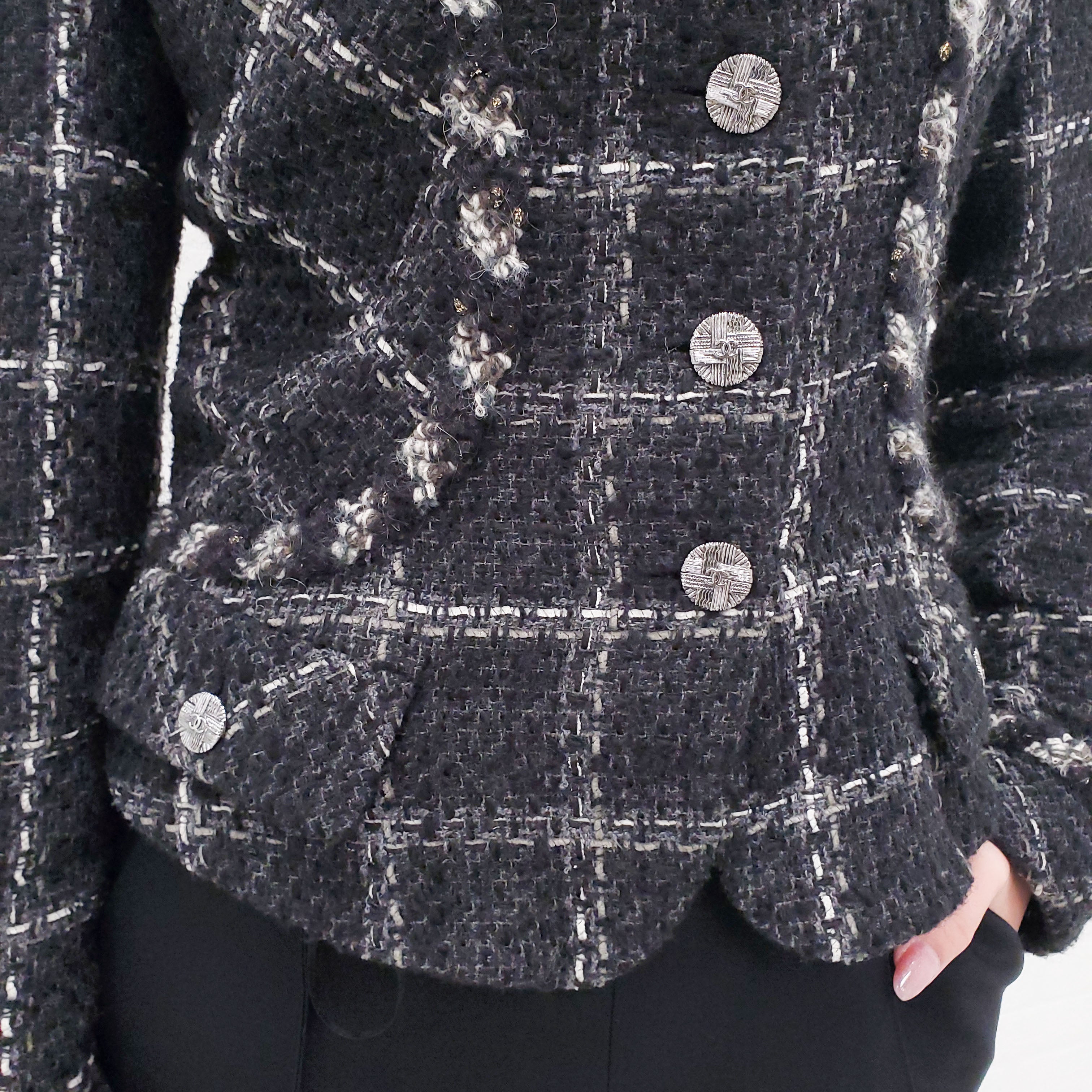 CHANEL TWEED GREY AND WHITE BLAZER - SIZE 38