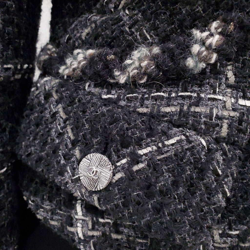 CHANEL TWEED GREY AND WHITE BLAZER - SIZE 38