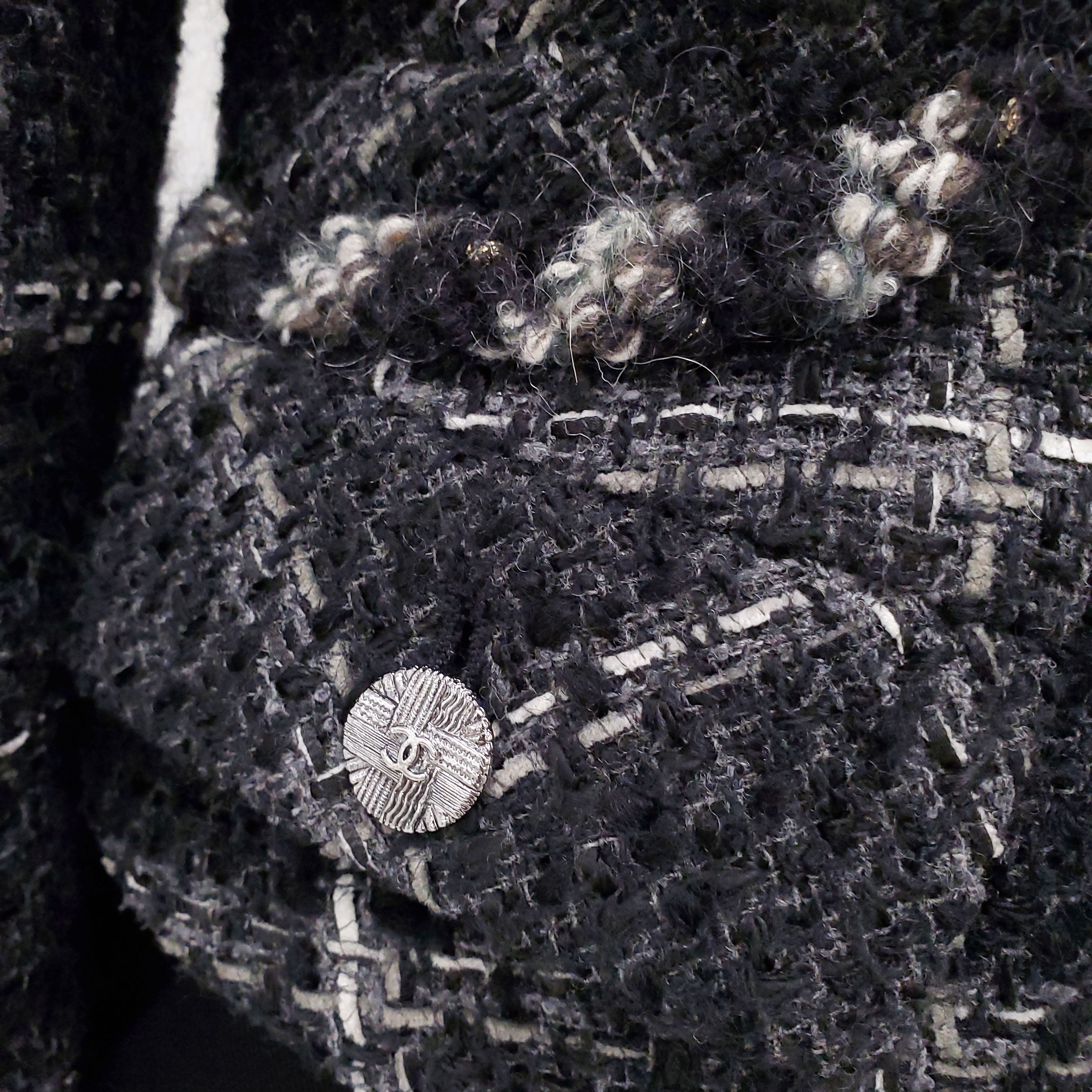 CHANEL TWEED GREY AND WHITE BLAZER - SIZE 38