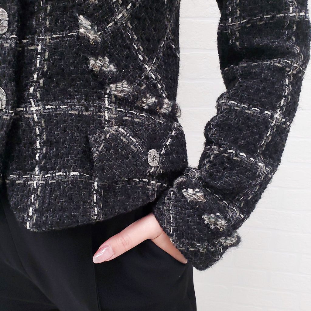 CHANEL TWEED GREY AND WHITE BLAZER - SIZE 38