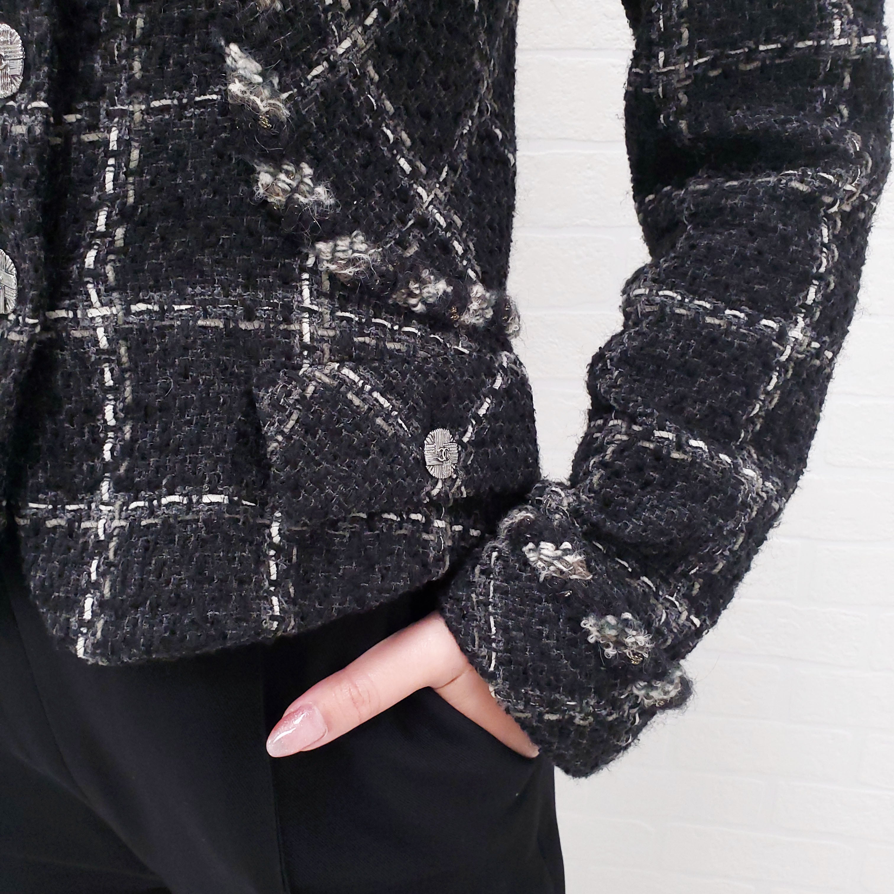 CHANEL TWEED GREY AND WHITE BLAZER - SIZE 38
