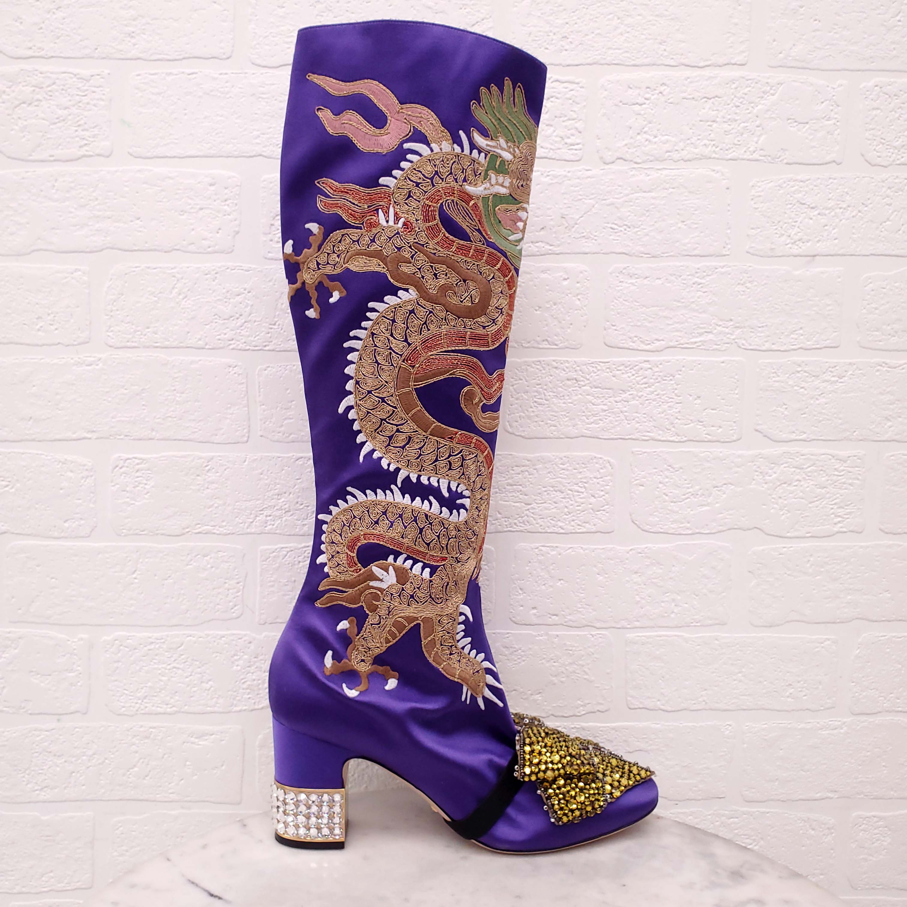 GUCCI DRAGON ACCENT STAIN BOOTS WITH CRYSTAL BOW DETAIL - SIZE 39