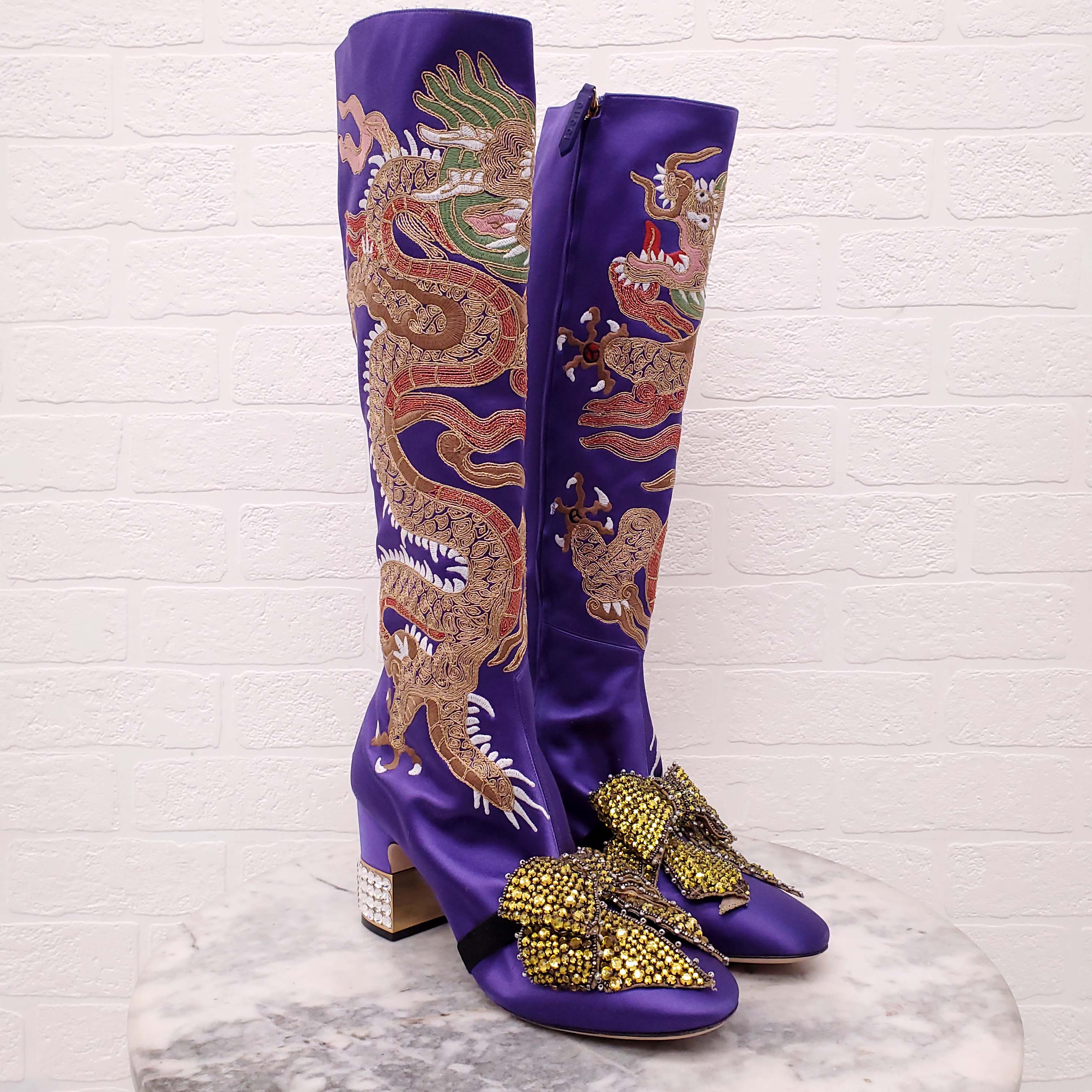 GUCCI DRAGON ACCENT STAIN BOOTS WITH CRYSTAL BOW DETAIL - SIZE 39