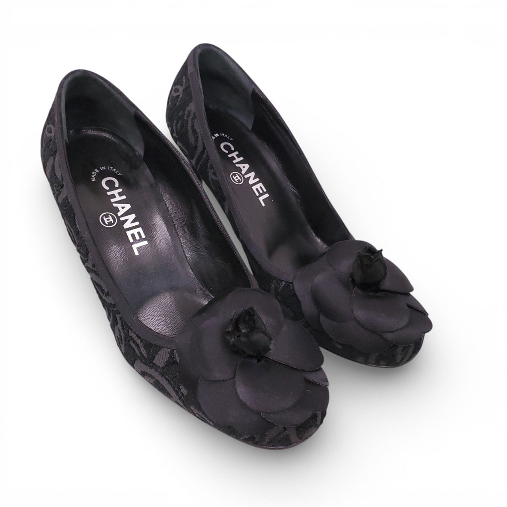 CHANEL BLACK FABRIC CAMÉLIA LOGO HEELS - SIZE 38.5