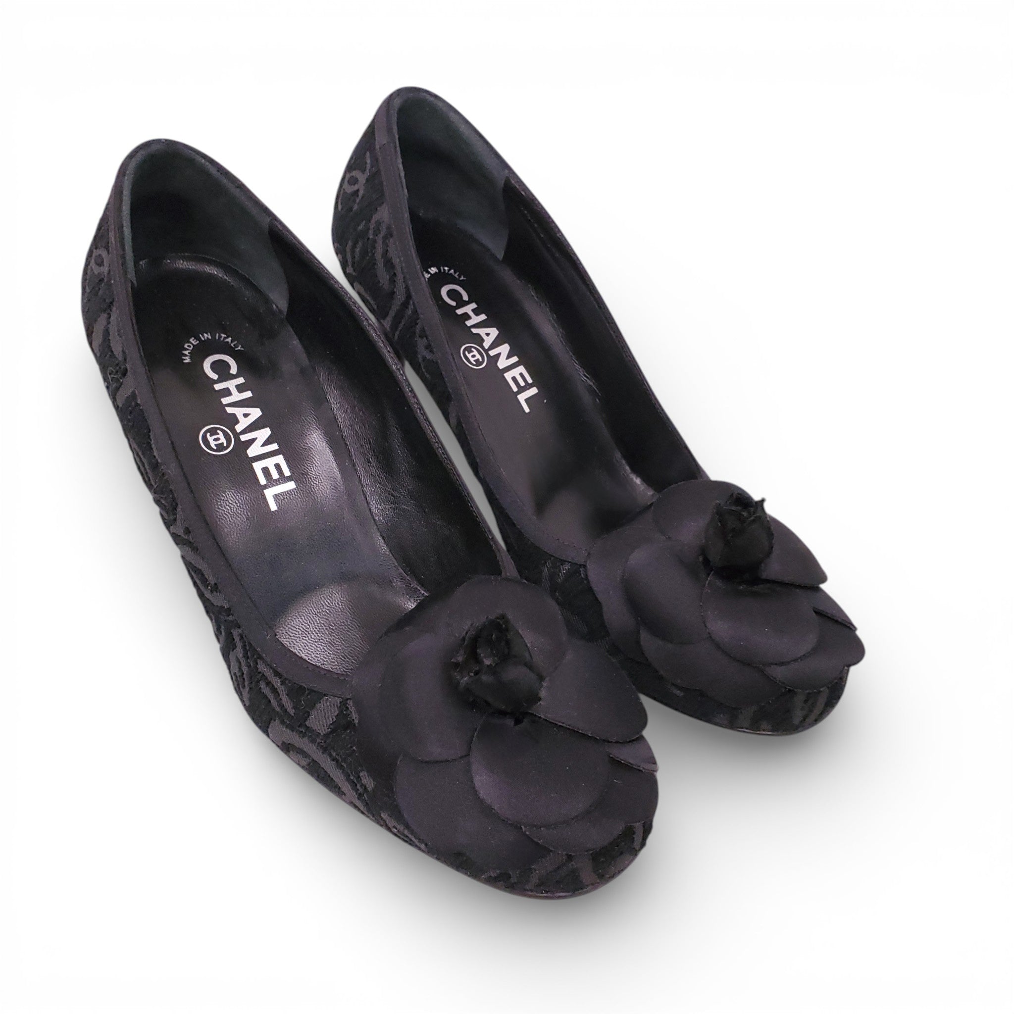 CHANEL BLACK FABRIC CAMÉLIA LOGO HEELS - SIZE 38.5