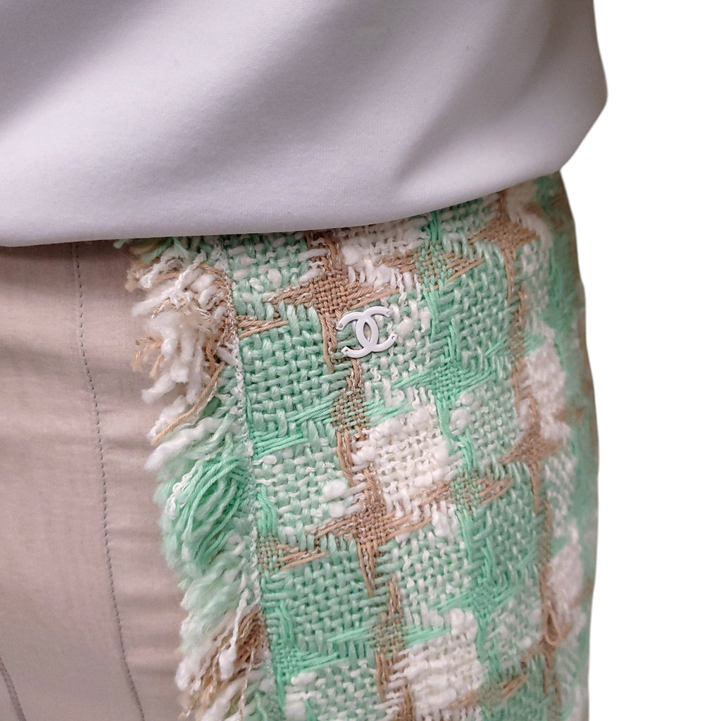 CHANEL MINT GREEN HOUNDSTOOTH TWEED SUIT WITH REMOVABLE CAMILA BROOCHES - SIZE 40