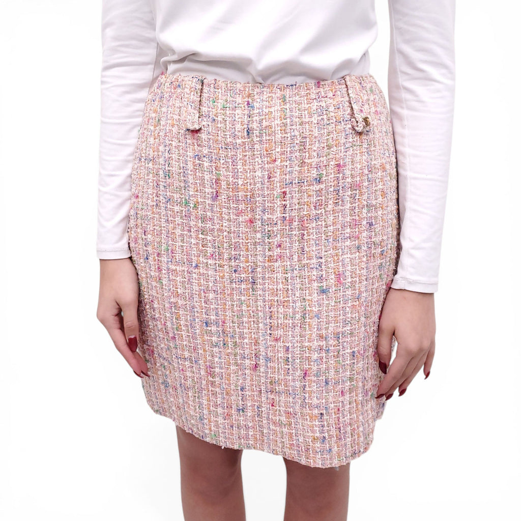 CHANEL PINK TWEED SUIT WITH CHAIN DETAIL - SIZE 40