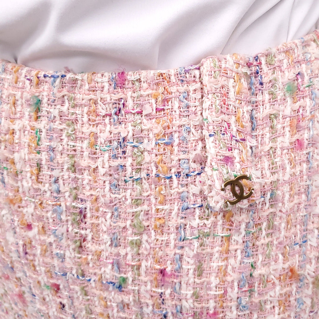 CHANEL PINK TWEED SUIT WITH CHAIN DETAIL - SIZE 40