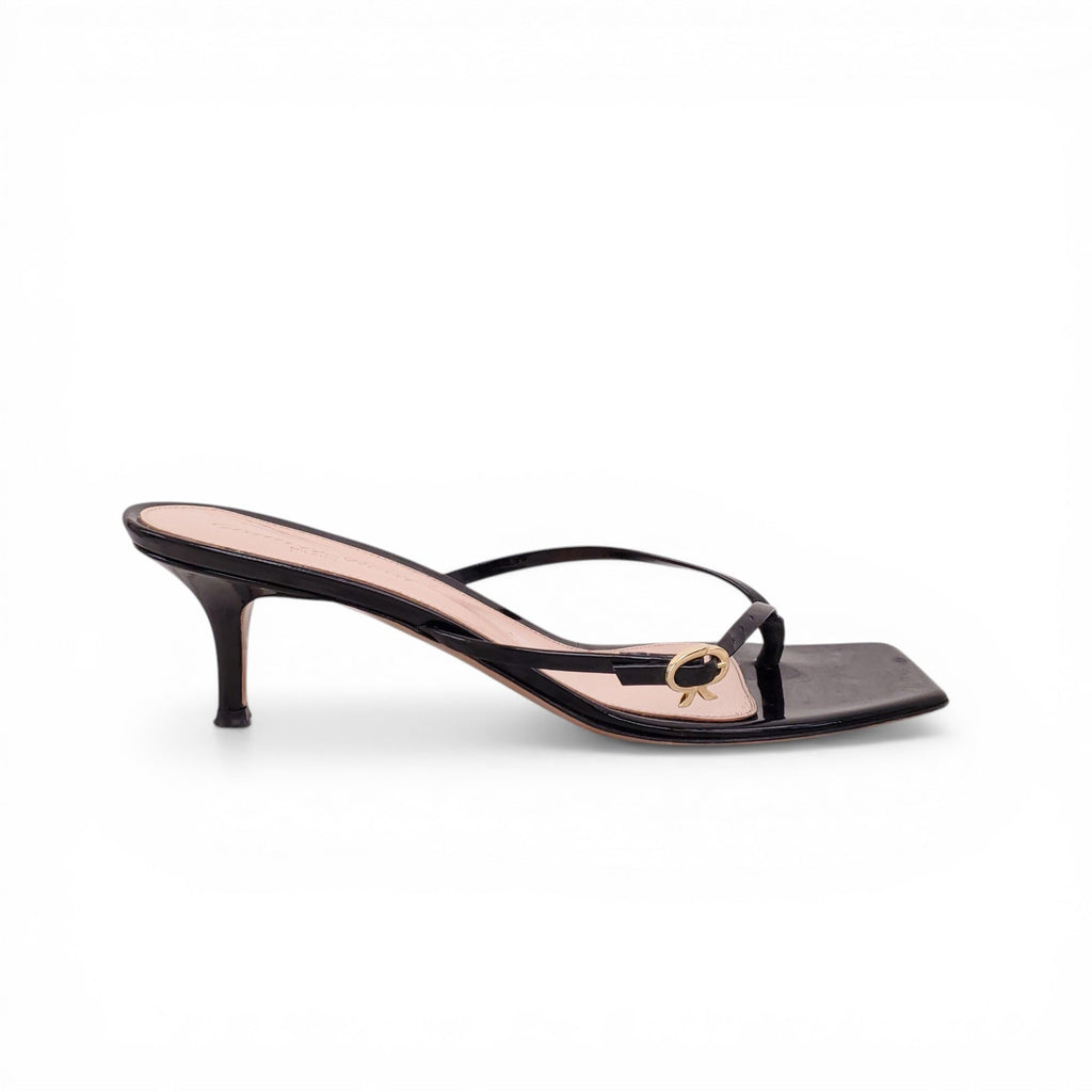 GIANVITO ROSSI BLACK PATENT THONG KITTEN HEEL SANDALS - SIZE 39