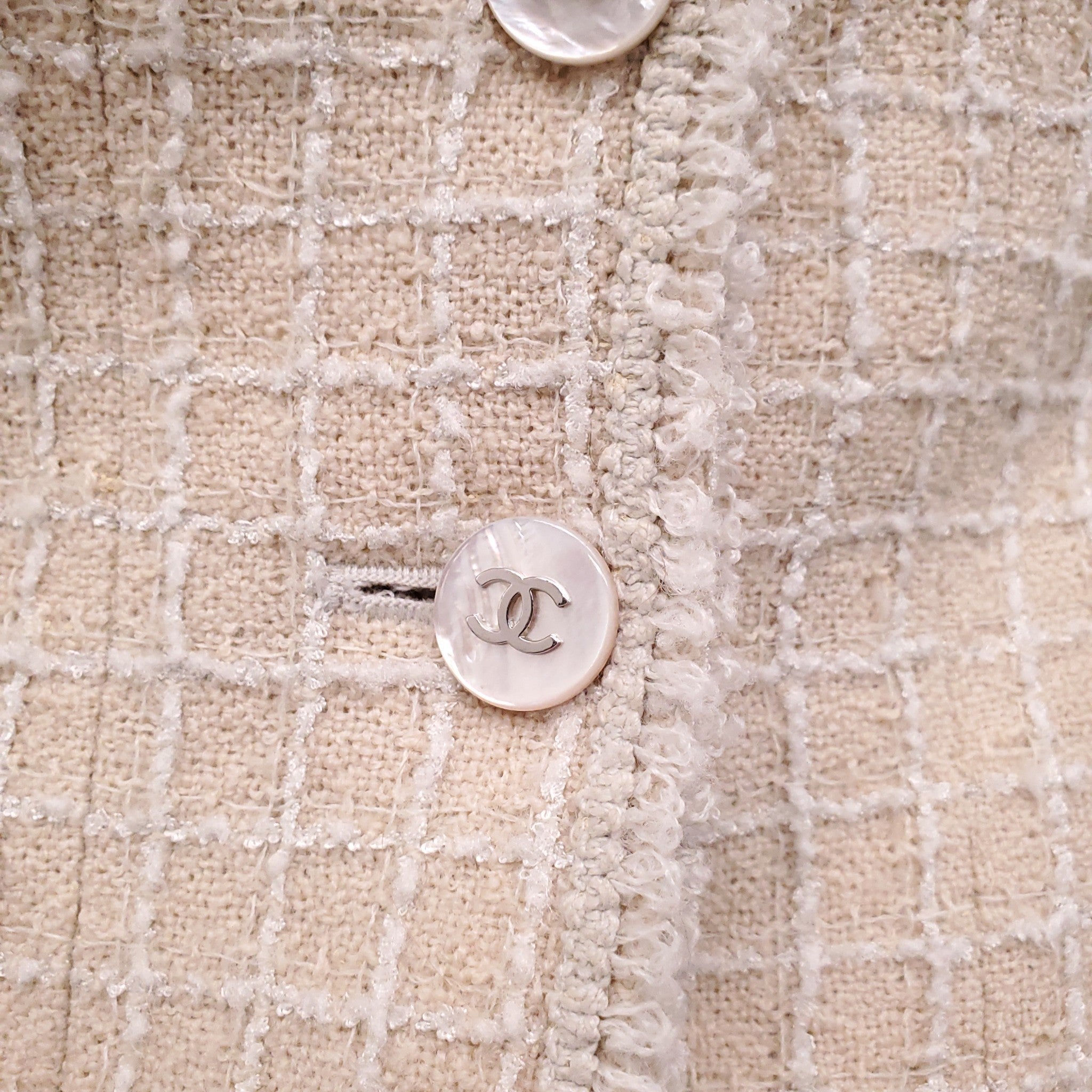 CHANEL 1998 BEIGE AND CREAM TWEED PLAID JACKET WITH MOTHER OF PEARL LOGO BUTTONS - SIZE 38