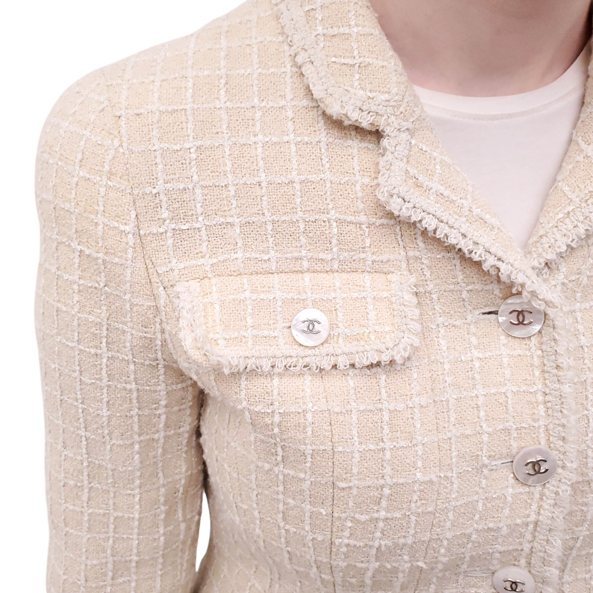 CHANEL 1998 BEIGE AND CREAM TWEED PLAID JACKET WITH MOTHER OF PEARL LOGO BUTTONS - SIZE 38