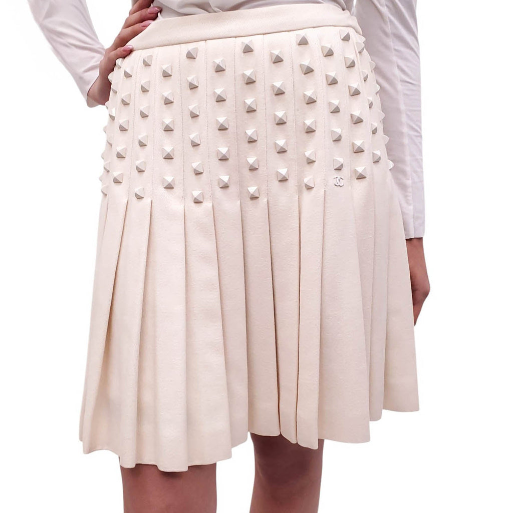 CHANEL CREAM PLEATED STUDDED SKIRT WITH LOGO DETAIL - SIZE 42