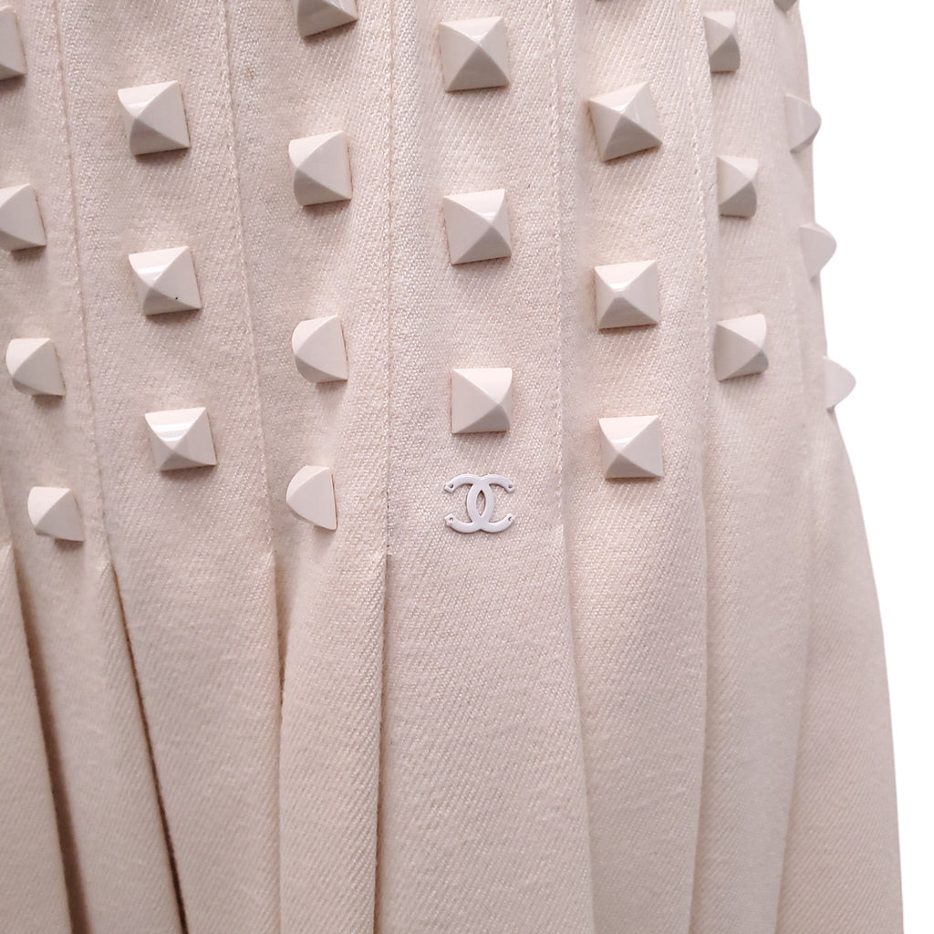 CHANEL CREAM PLEATED STUDDED SKIRT WITH LOGO DETAIL - SIZE 42