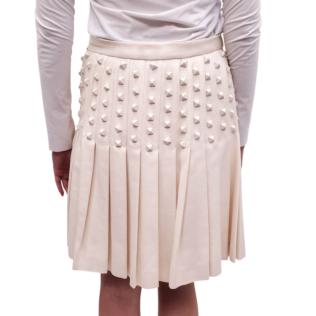 CHANEL CREAM PLEATED STUDDED SKIRT WITH LOGO DETAIL - SIZE 42