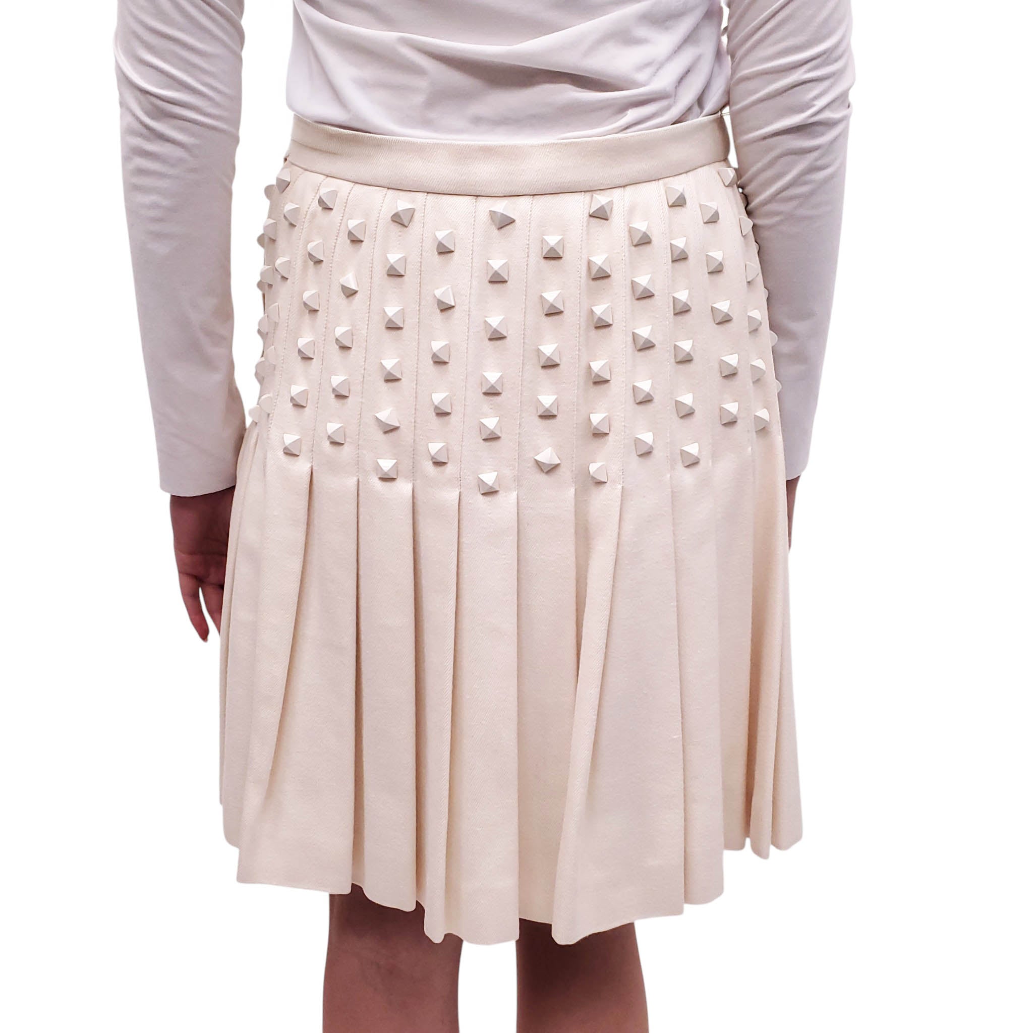 CHANEL CREAM PLEATED STUDDED SKIRT WITH LOGO DETAIL - SIZE 42