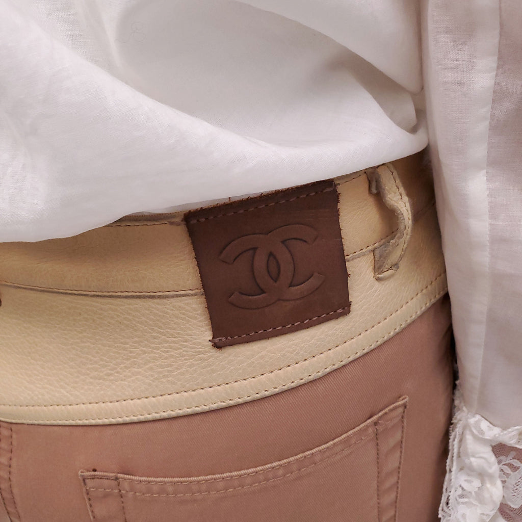 CHANEL TWO-TONED CAMEL JEANS WITH LEATHER DETAIL AND LOGO BUTTON - SIZE 40