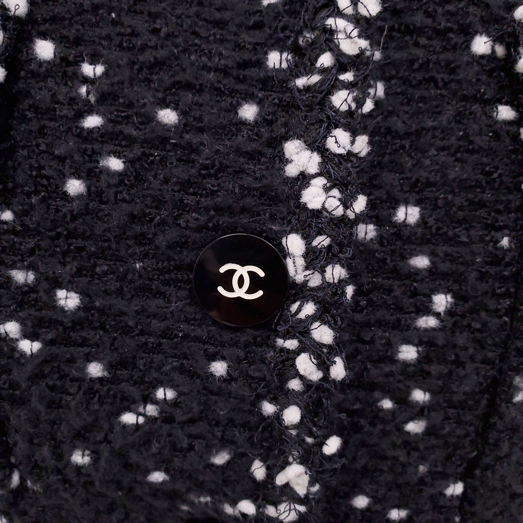 CHANEL F/W 1995 BLACK AND WHITE TWEED JACKET WITH LOGO BUTTONS - SIZE 40