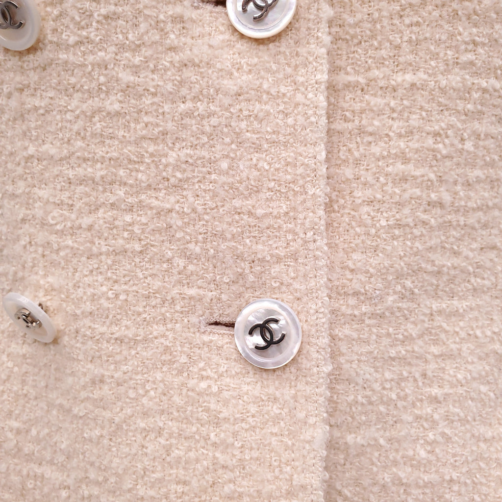 CHANEL 1996 CREAM TWEED DOUBLE BREASTED JACKET WITH MOTHER OF PEARL LOGO BUTTONS - SIZE 40