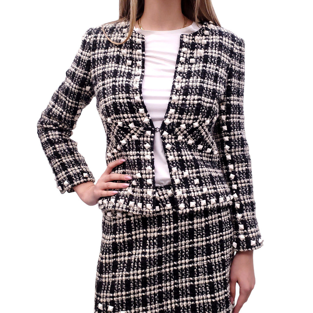 CHANEL CREAM AND BLACK METALLIC TWEED SUIT WITH STUDDED DETAIL - SIZE 38/40
