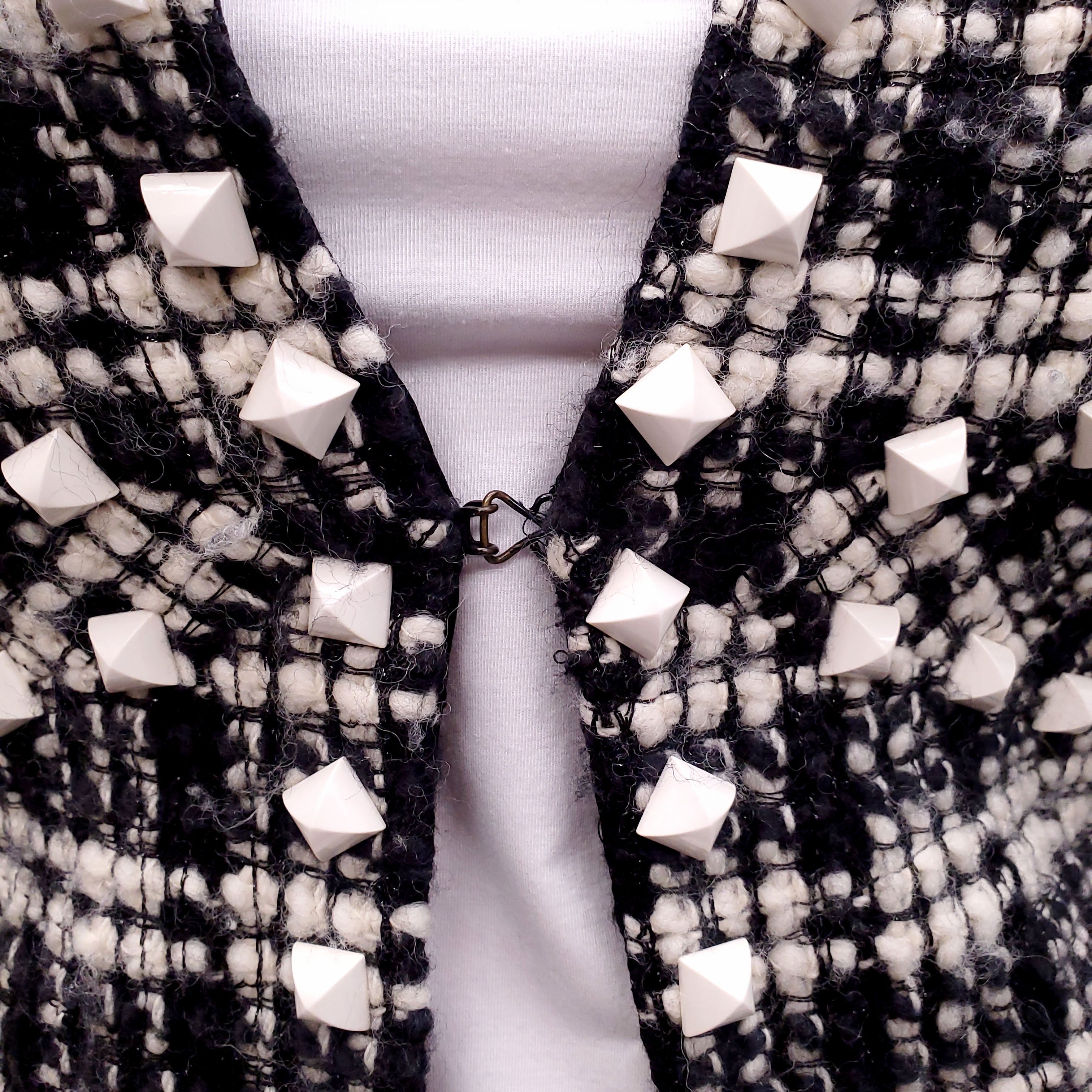 CHANEL CREAM AND BLACK METALLIC TWEED SUIT WITH STUDDED DETAIL - SIZE 38/40