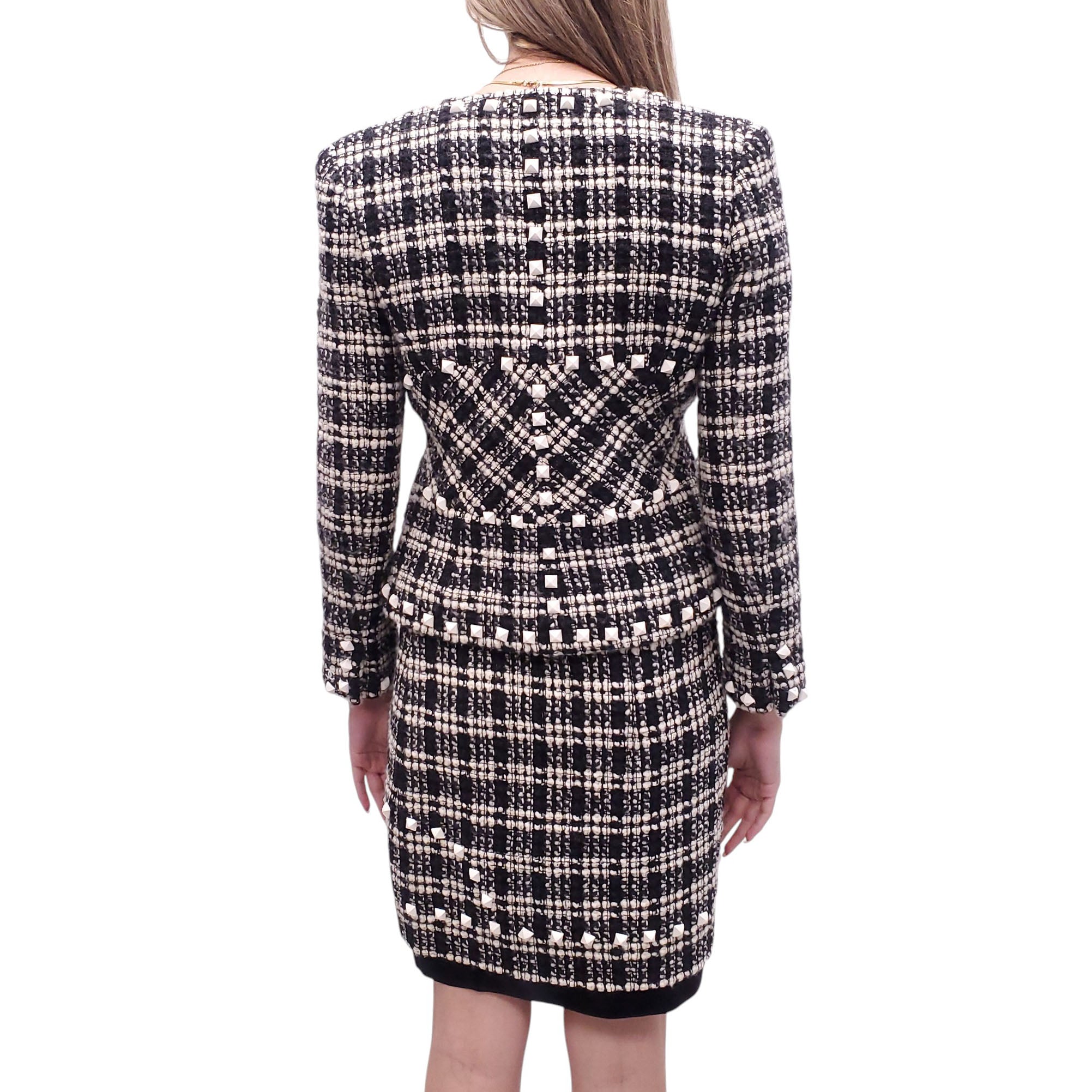 CHANEL CREAM AND BLACK METALLIC TWEED SUIT WITH STUDDED DETAIL - SIZE 38/40