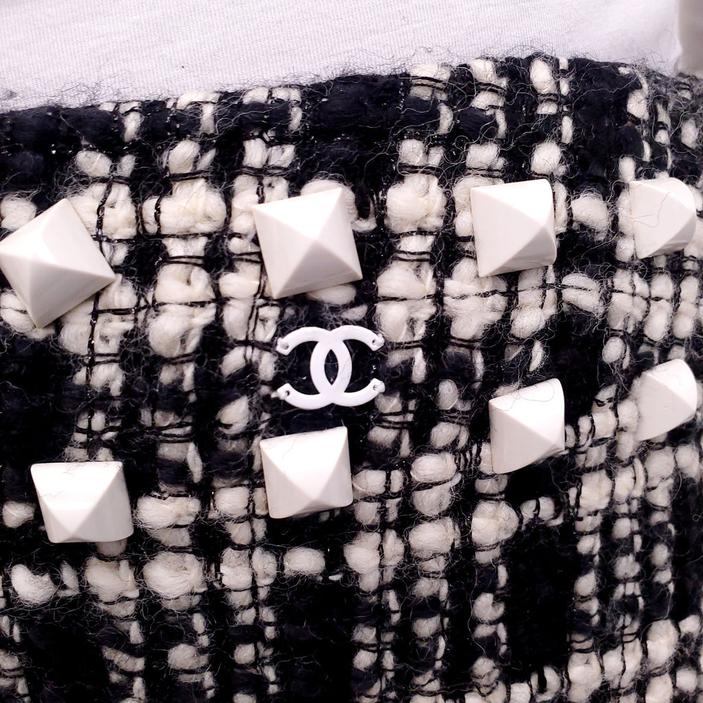 CHANEL CREAM AND BLACK METALLIC TWEED SUIT WITH STUDDED DETAIL - SIZE 38/40