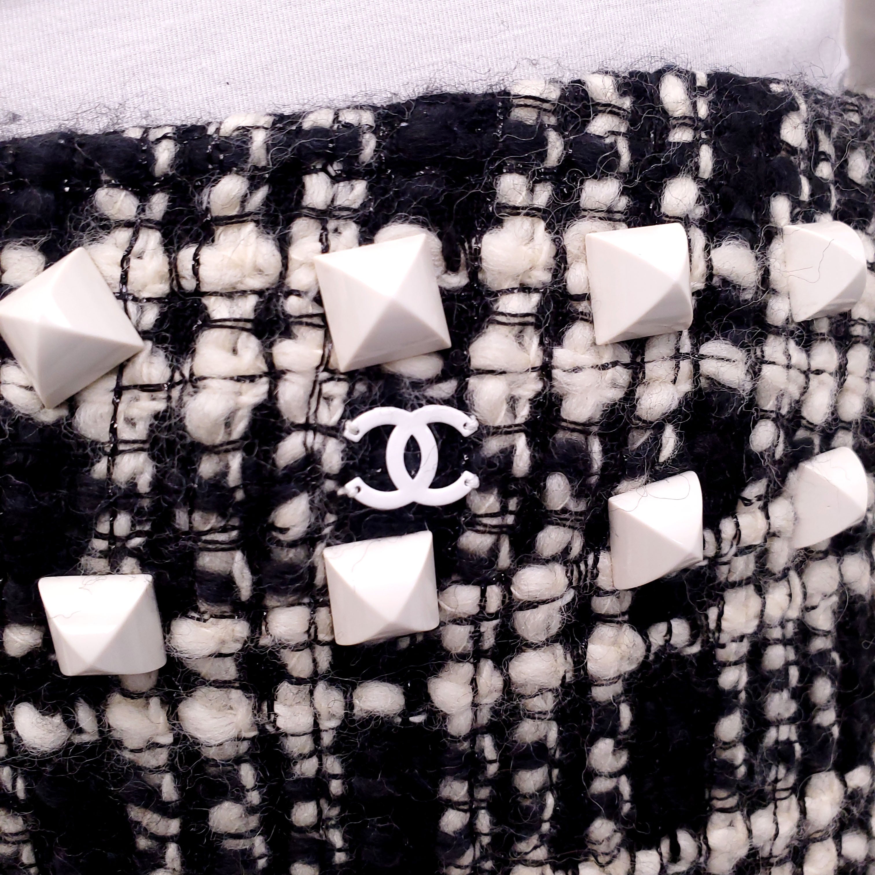 CHANEL CREAM AND BLACK METALLIC TWEED SUIT WITH STUDDED DETAIL - SIZE 38/40