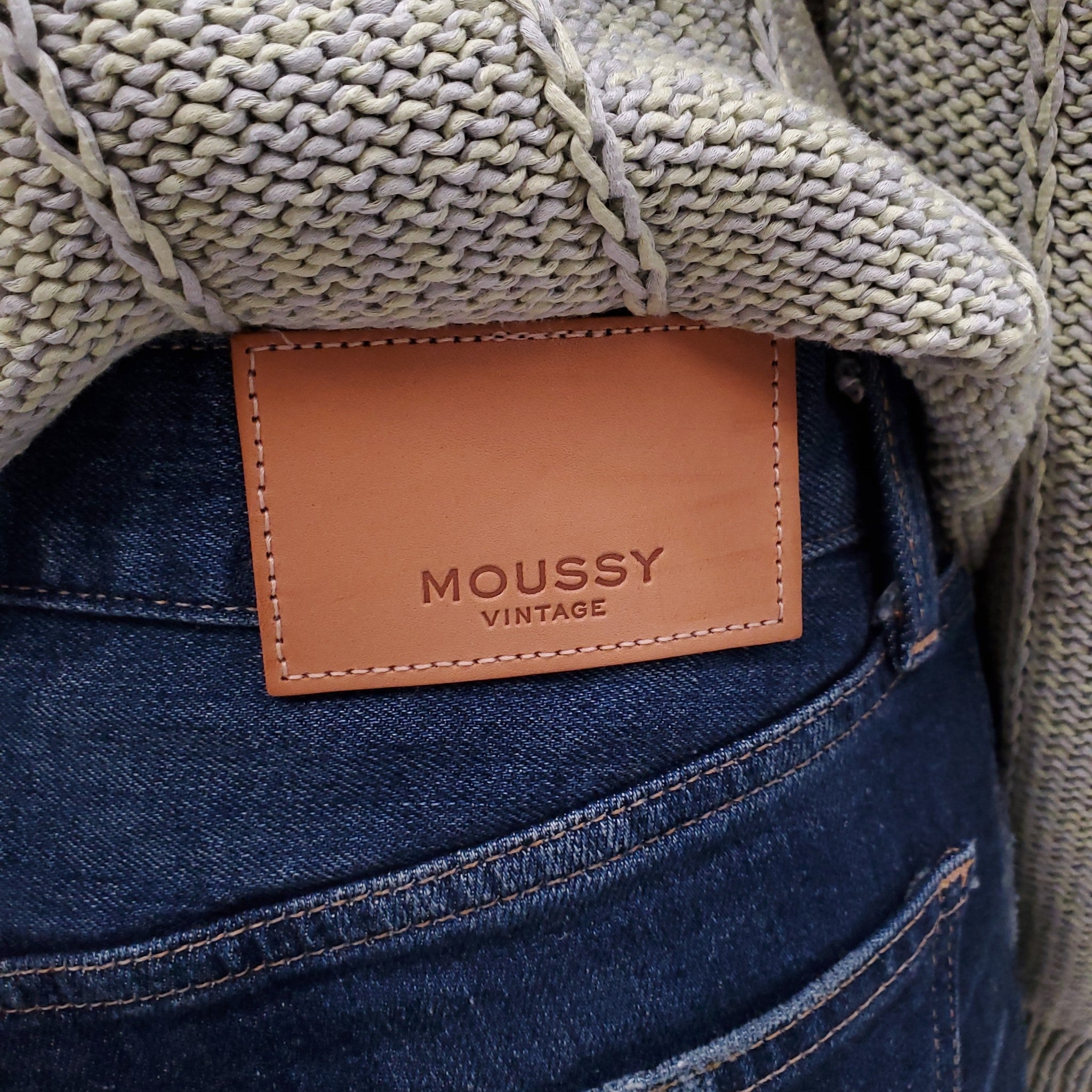 MOUSSY VINTAGE DARK WASH DENIM LIGHTLY DISTRESSED JEANS - SIZE 27
