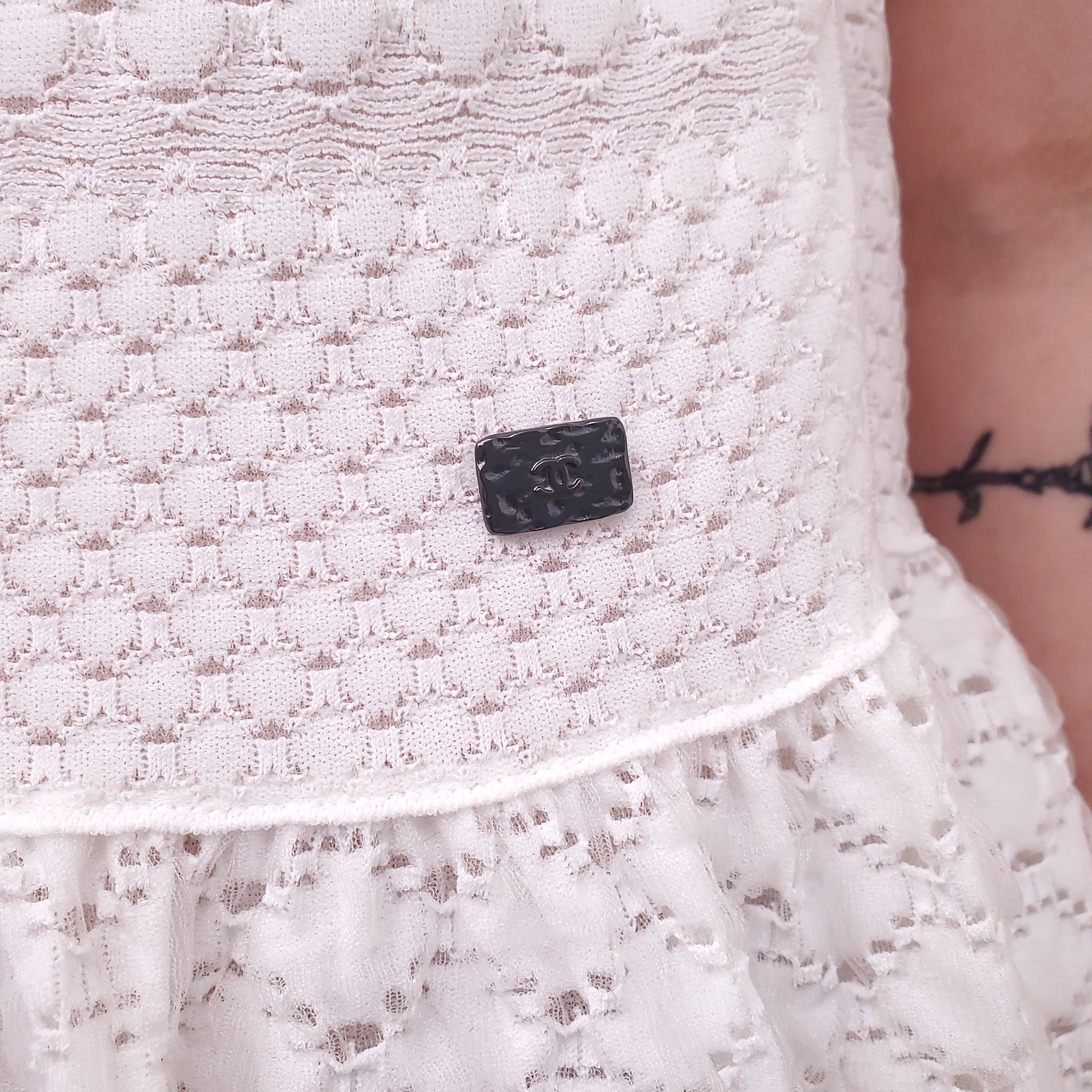 CHANEL WHITE DRESS WITH BLACK STITCHING DETAIL - SIZE 36