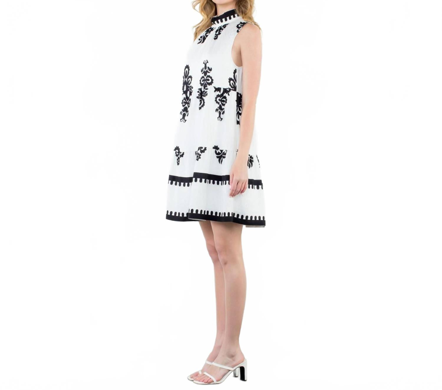 Sleeveless Tiered Midi Dress In White / Black