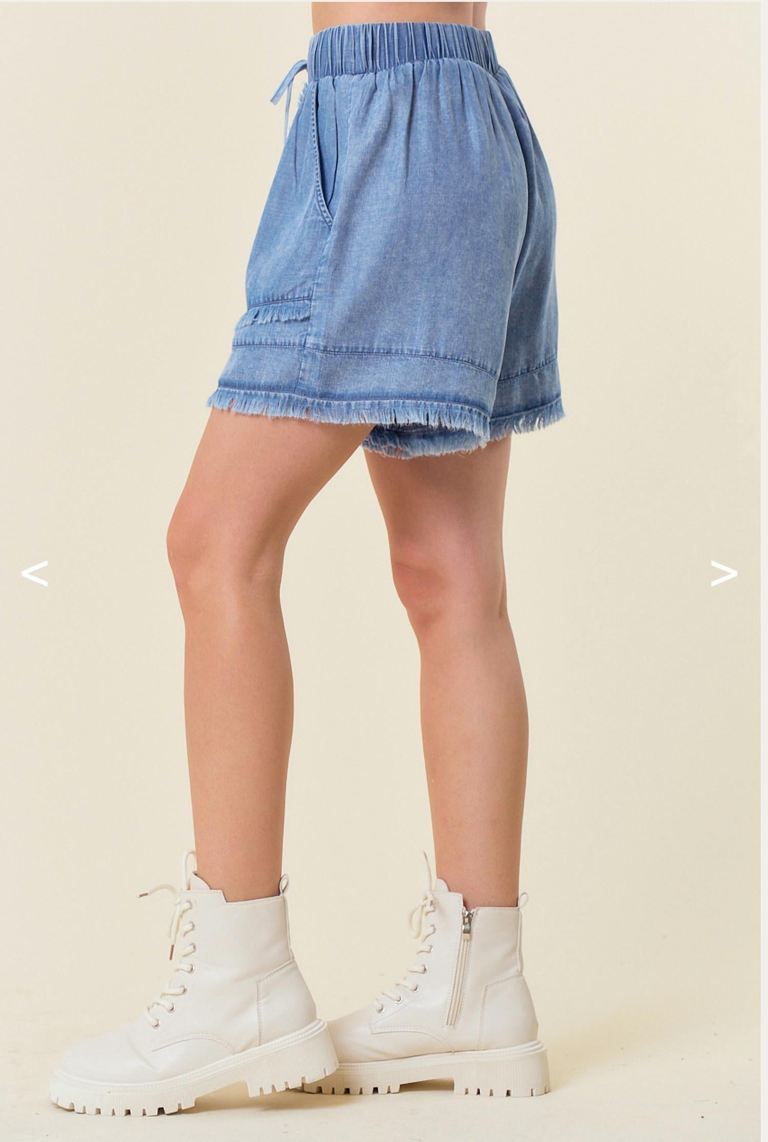 Denim Fray Detail Shorts In Light Wash