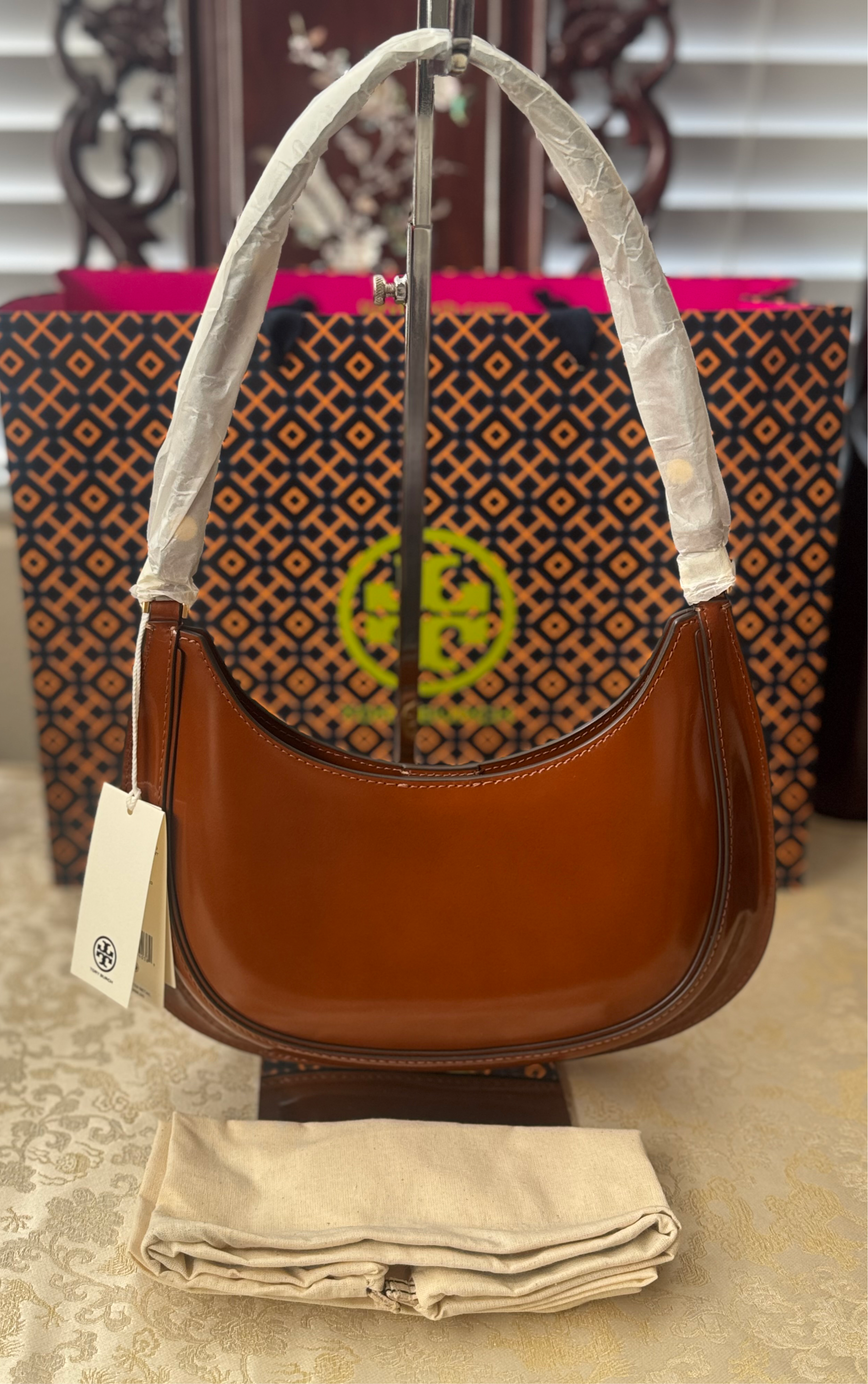 NWT Tory Burch Medium Robinson Spazzolato Convertible Crescent Leather Bag with Dust Bag