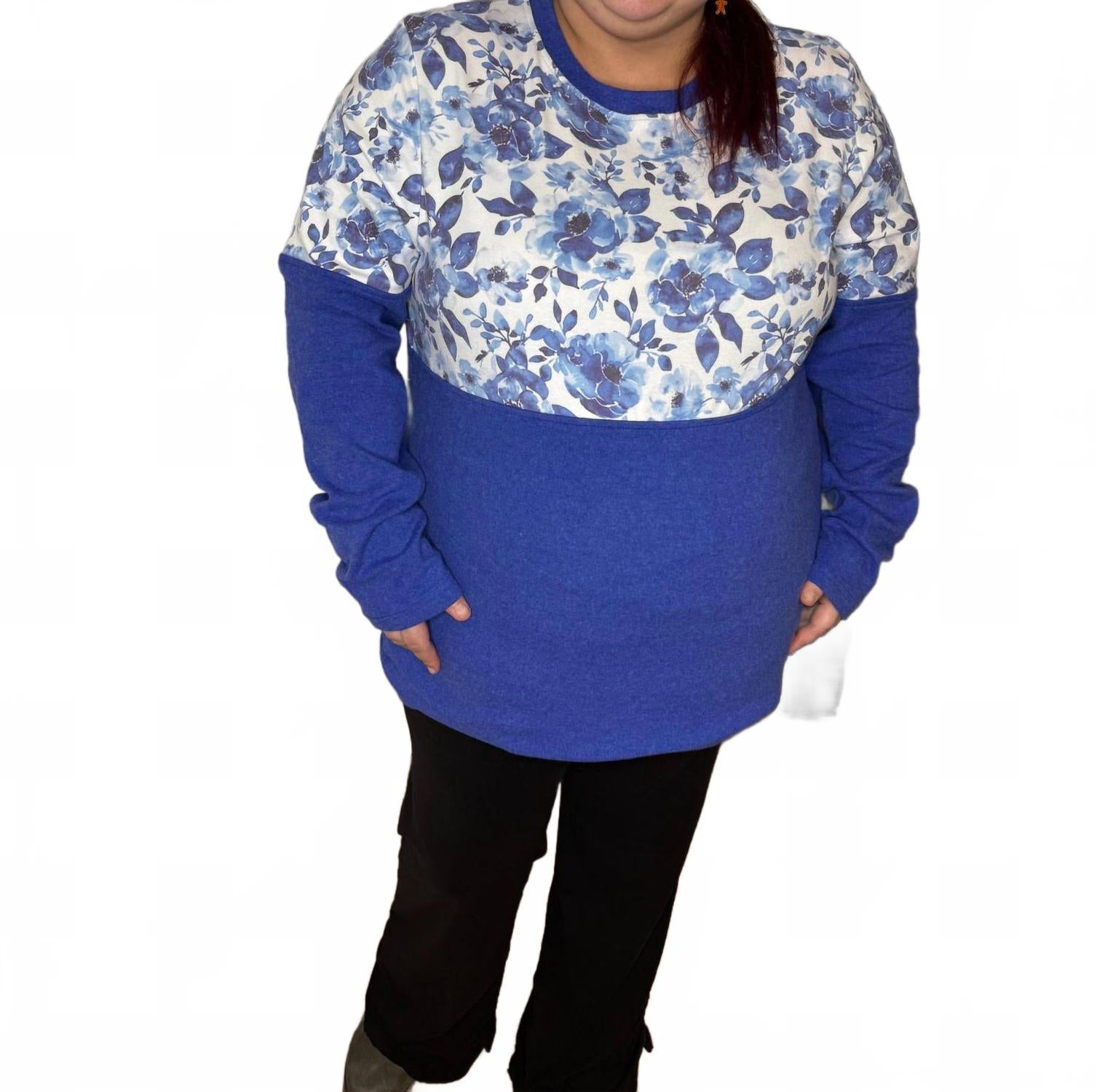 Natalie Pullover Top In Sapphire Floral