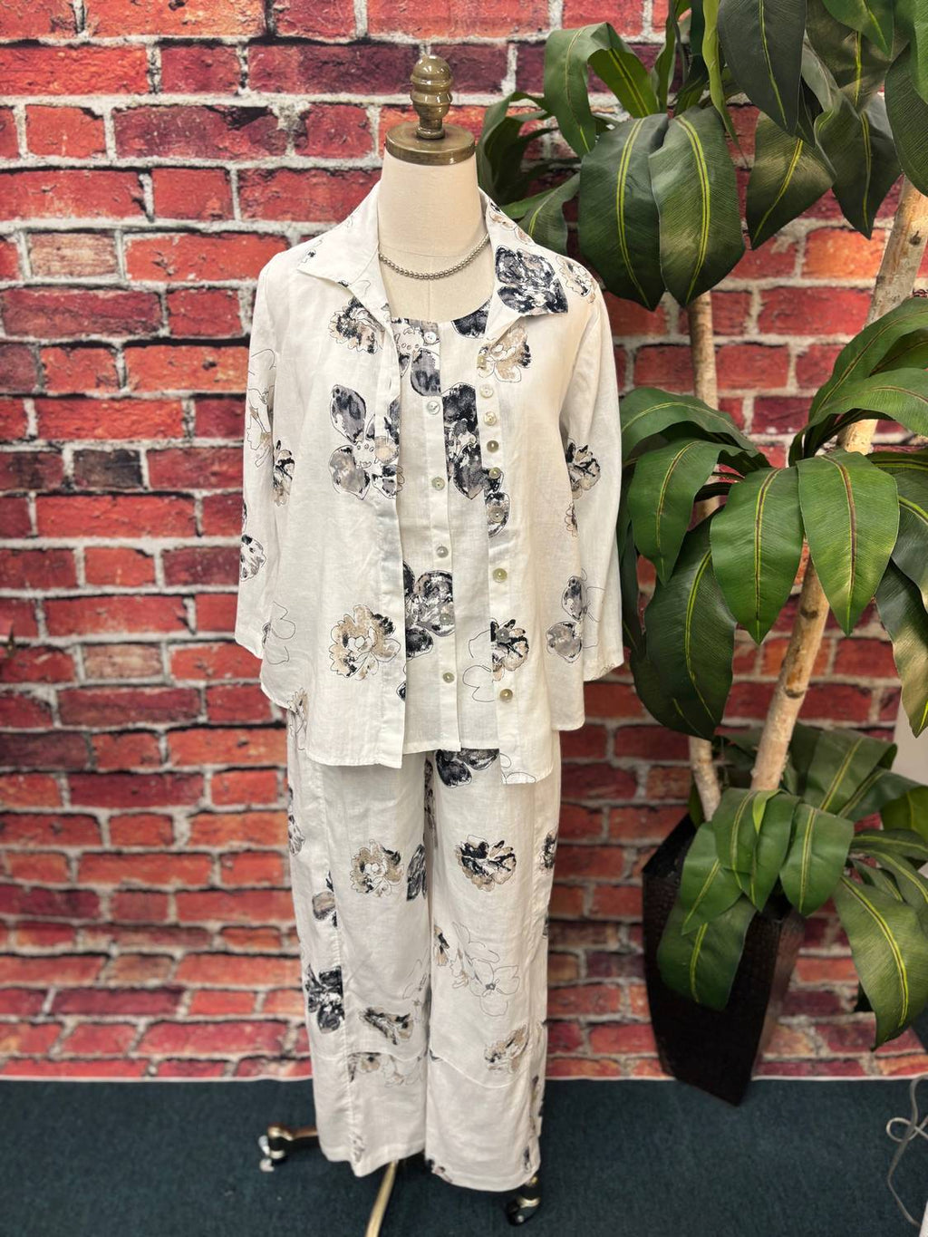 Women's Neutral Bloom Linen Crop Pants In Beige