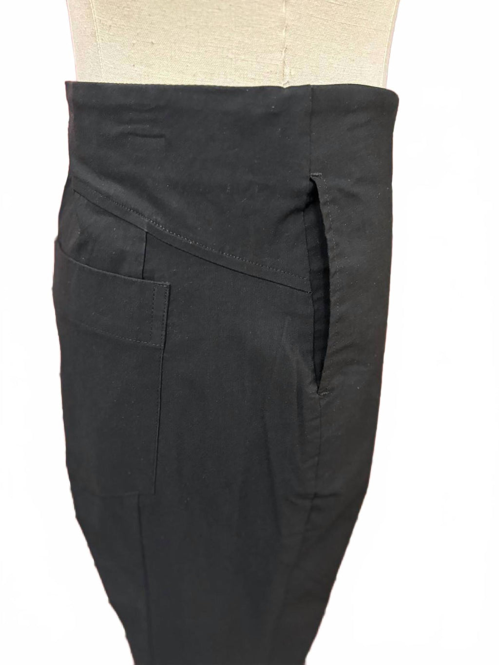 Women's Streamline Chic Pull-On Capri In Black