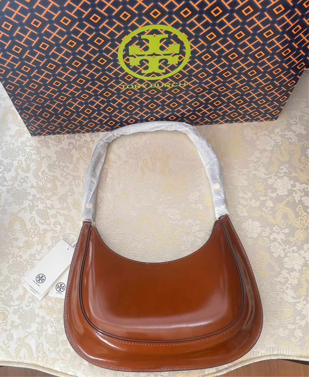 NWT Tory Burch Medium Robinson Spazzolato Convertible Crescent Leather Bag with Dust Bag