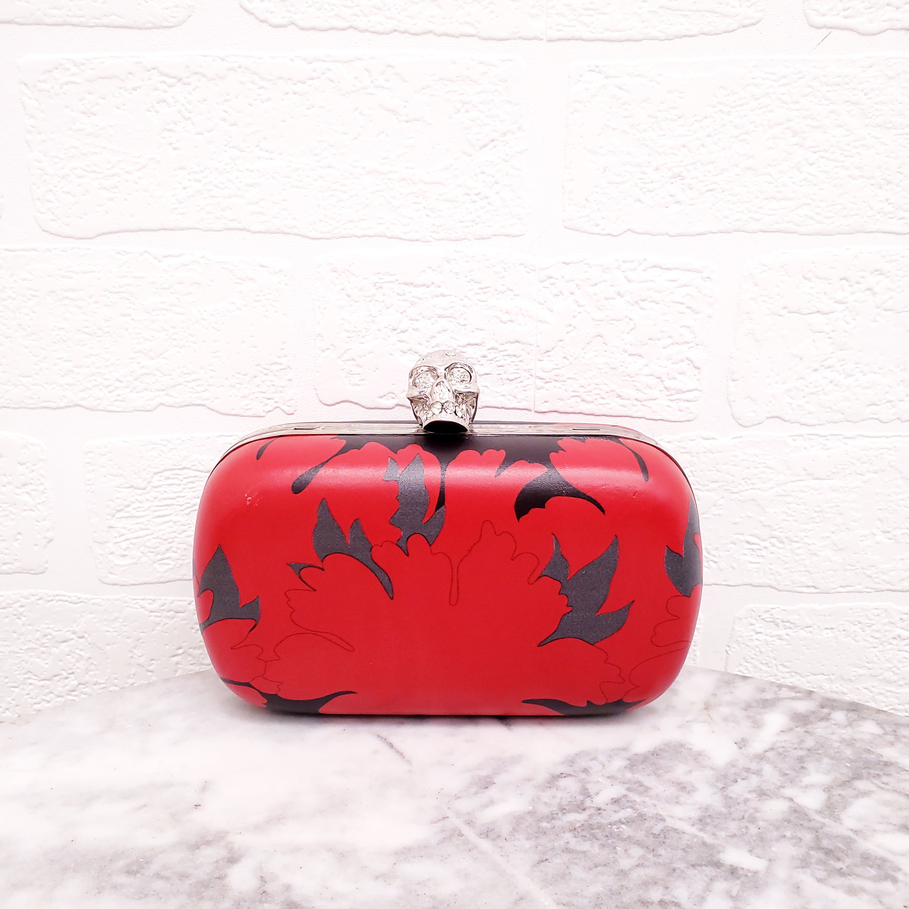 ALEXANDER MCQUEEN RED AND BLACK PATTERNED SKULLS CLUTCH