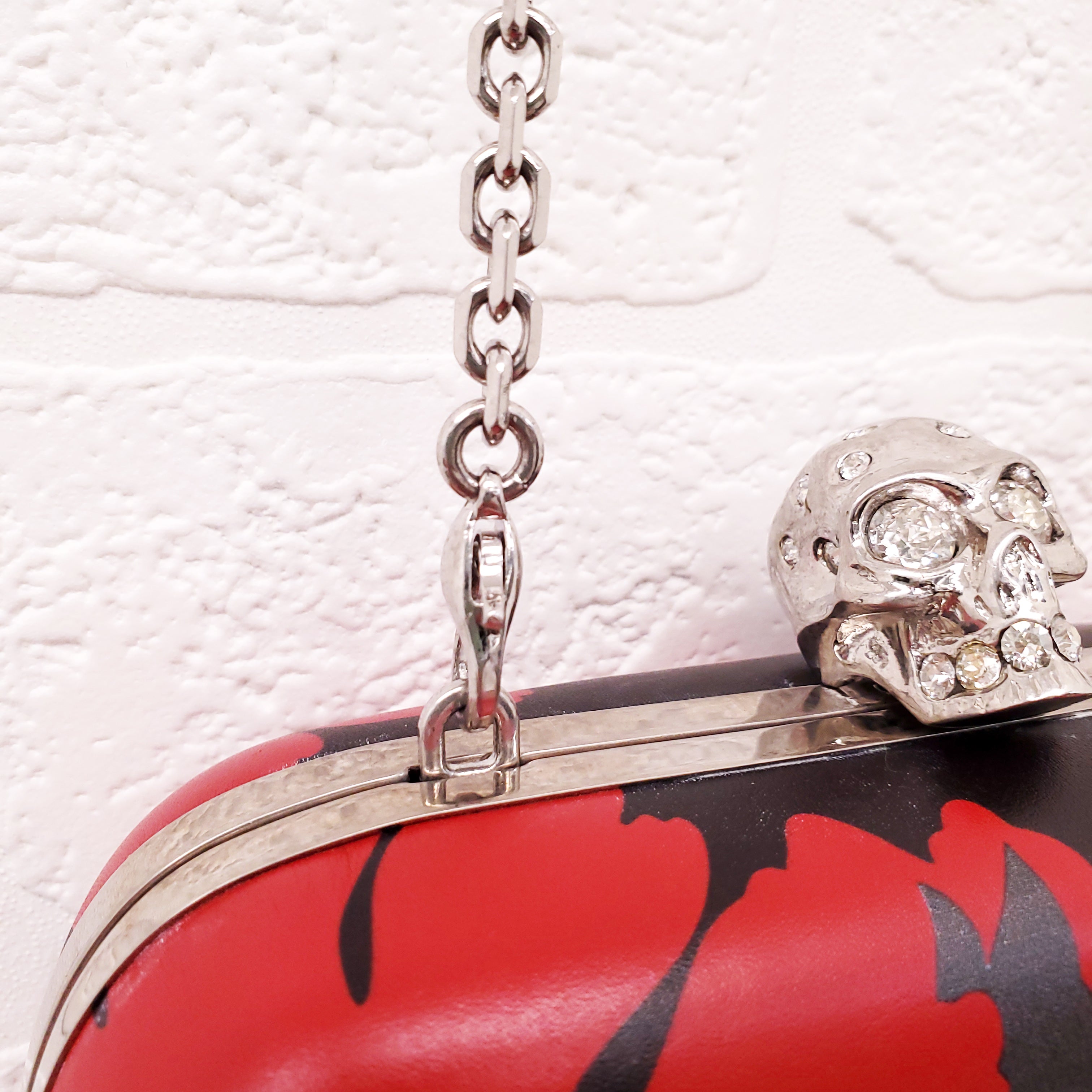 ALEXANDER MCQUEEN RED AND BLACK PATTERNED SKULLS CLUTCH