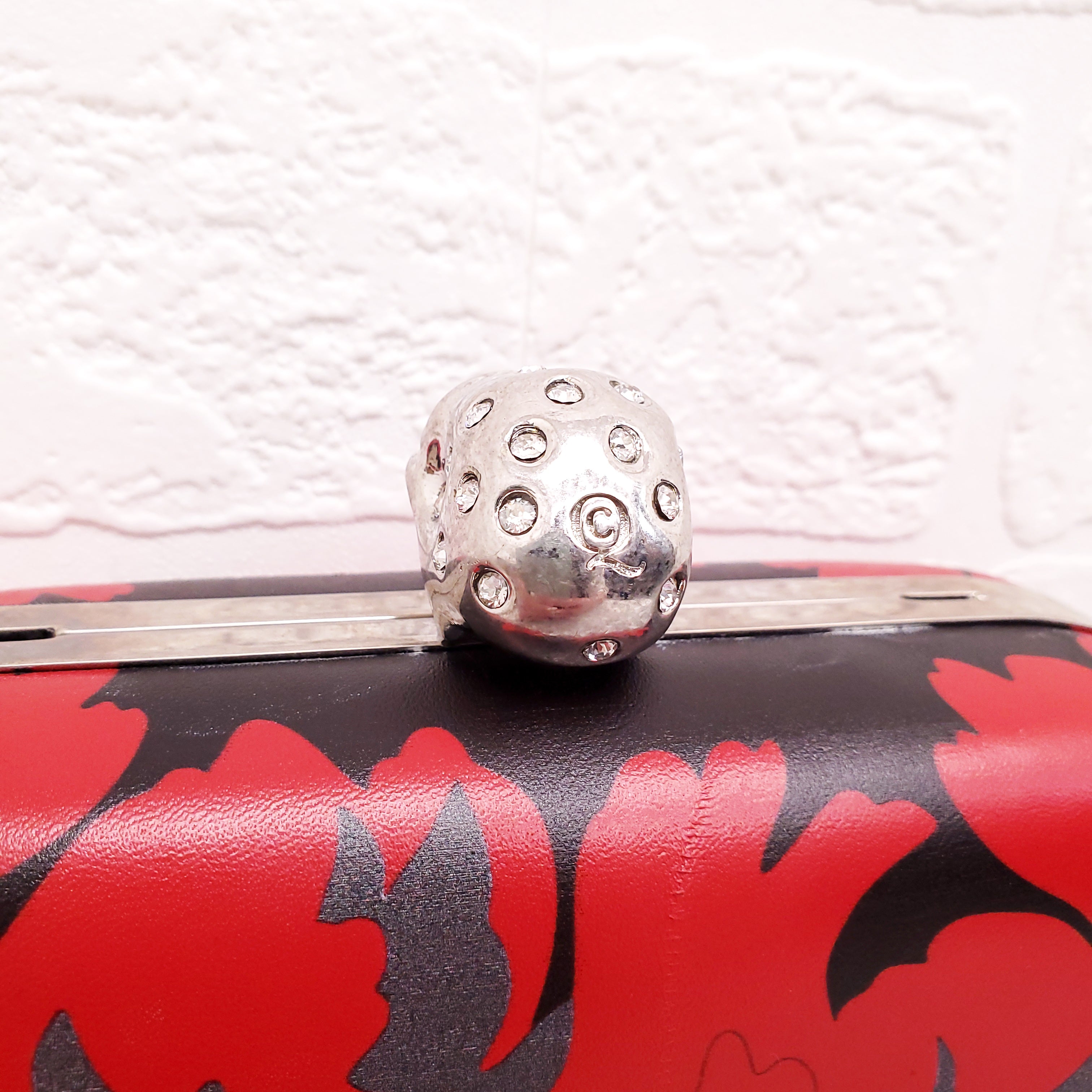 ALEXANDER MCQUEEN RED AND BLACK PATTERNED SKULLS CLUTCH