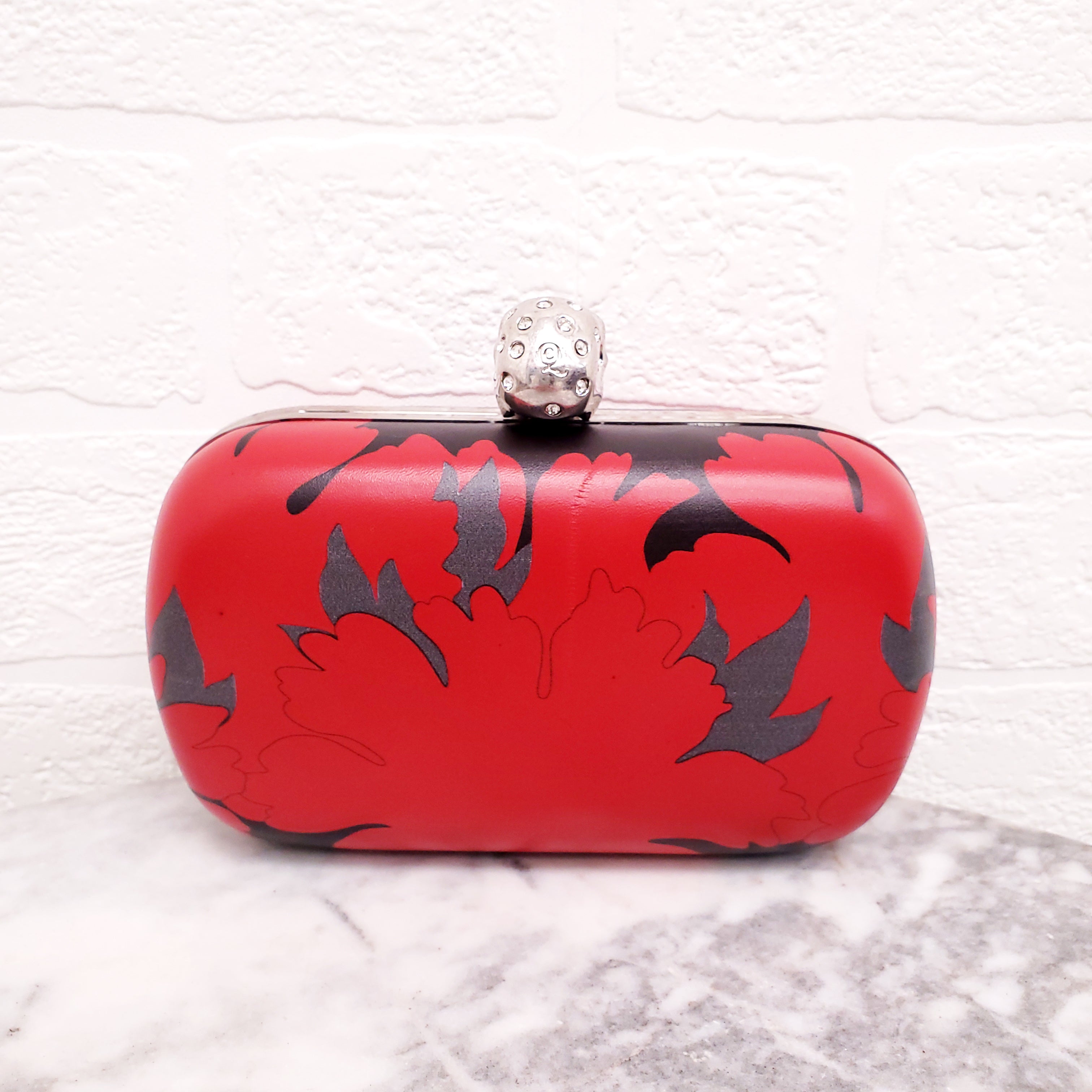 ALEXANDER MCQUEEN RED AND BLACK PATTERNED SKULLS CLUTCH