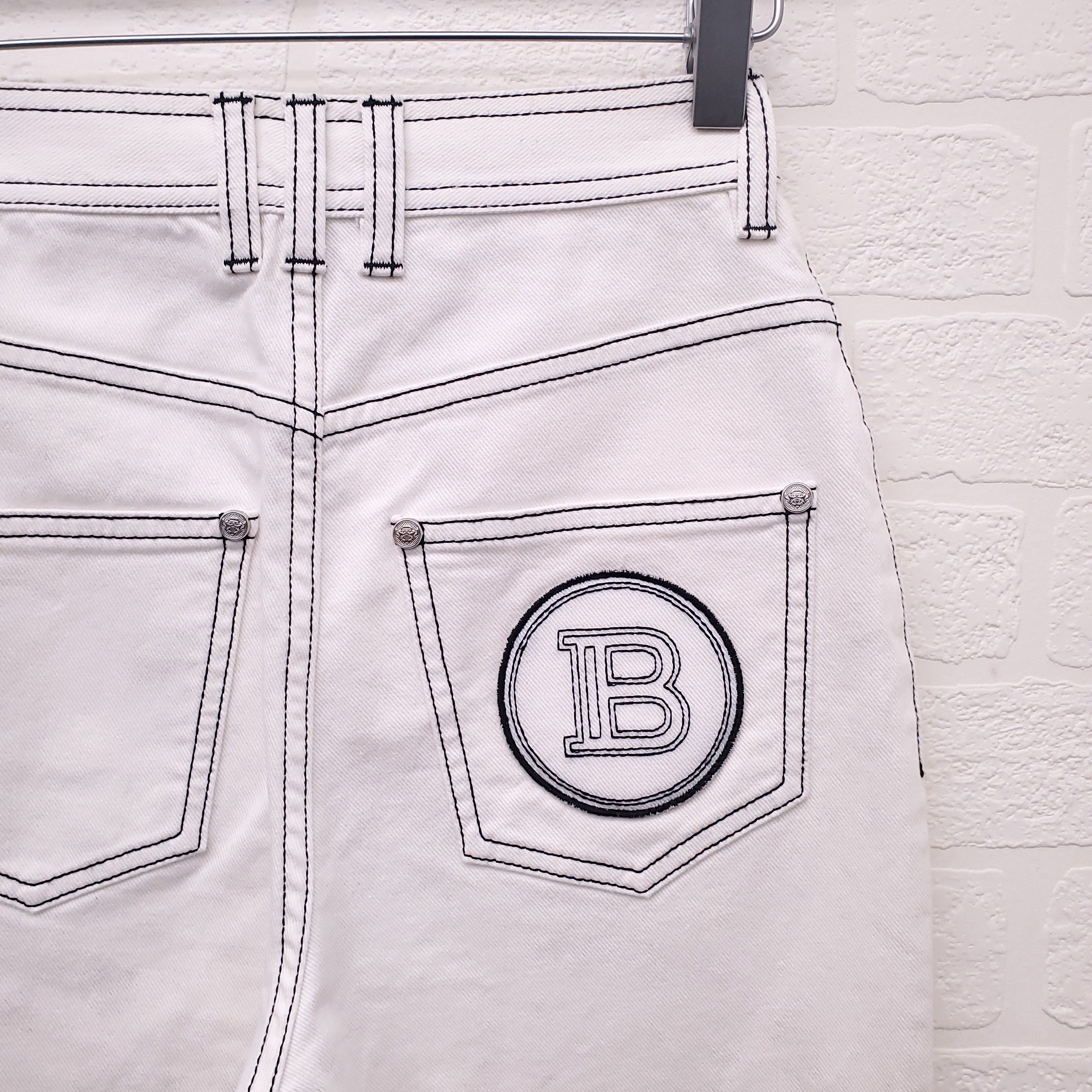 BALMAIN WHITE JEANS WITH BLACK STITCHING - SIZE 34
