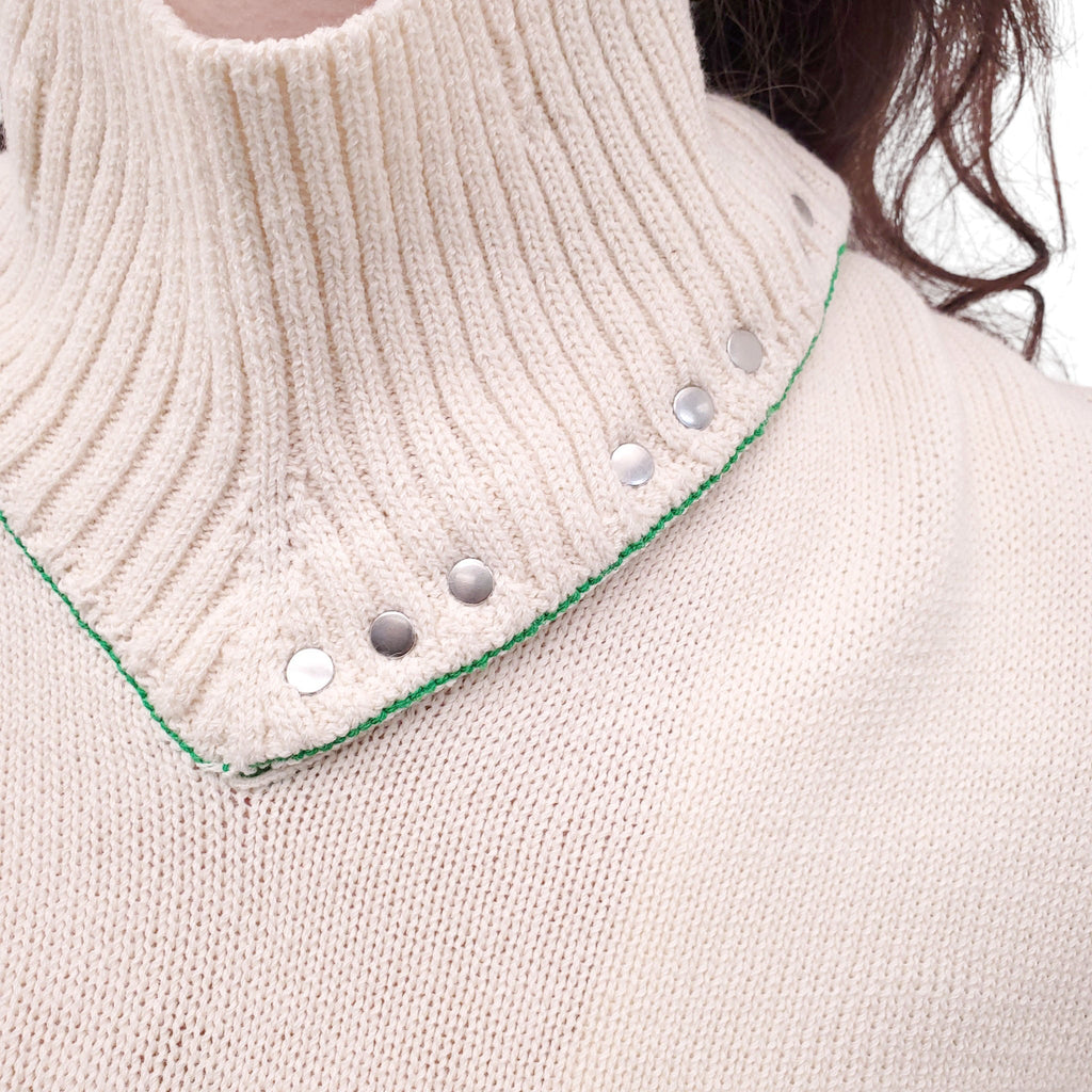 BOTTEGA VENETA CREAM TURTLENECK SWEATER WITH GREEN STITCHING - SIZE M