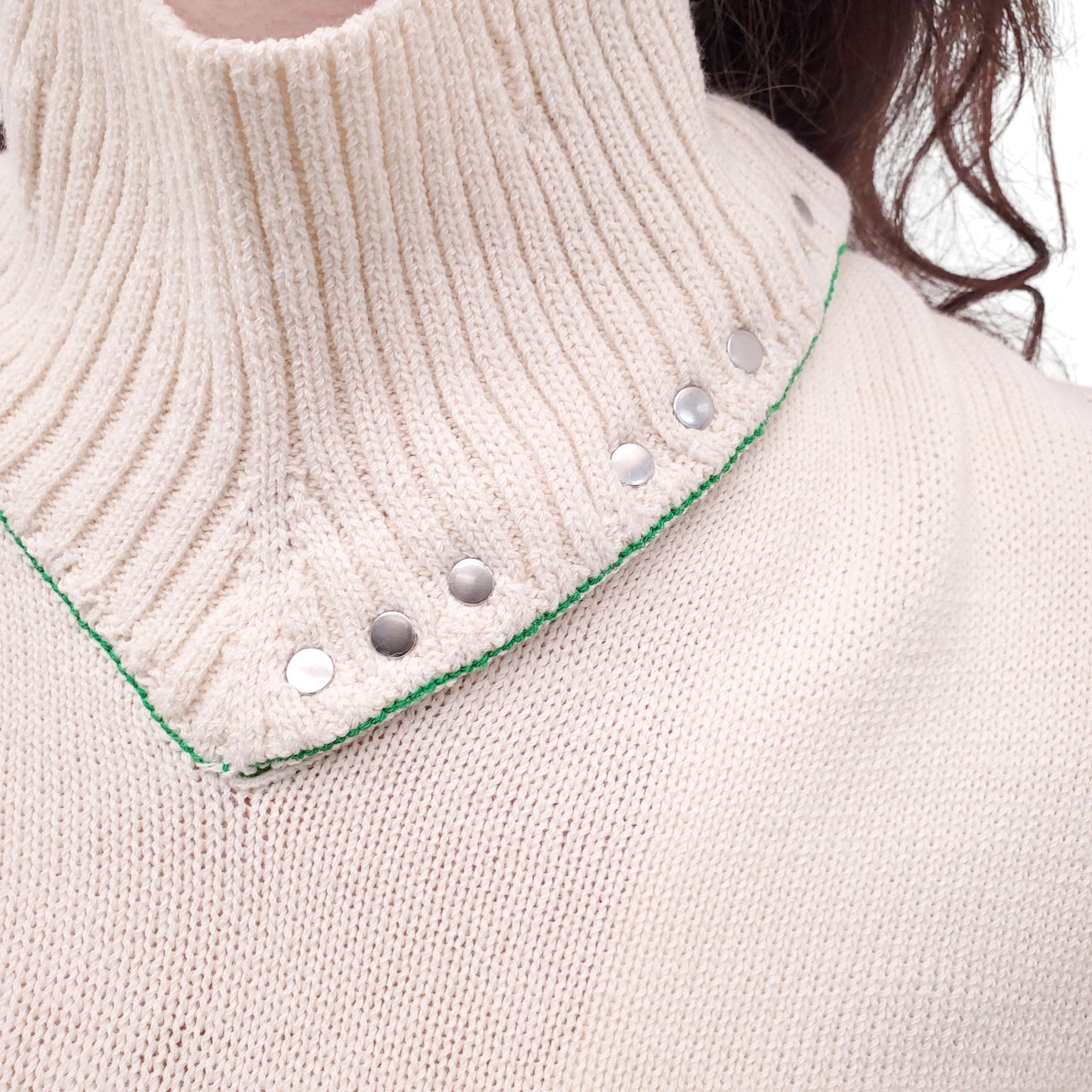 BOTTEGA VENETA CREAM TURTLENECK SWEATER WITH GREEN STITCHING - SIZE M